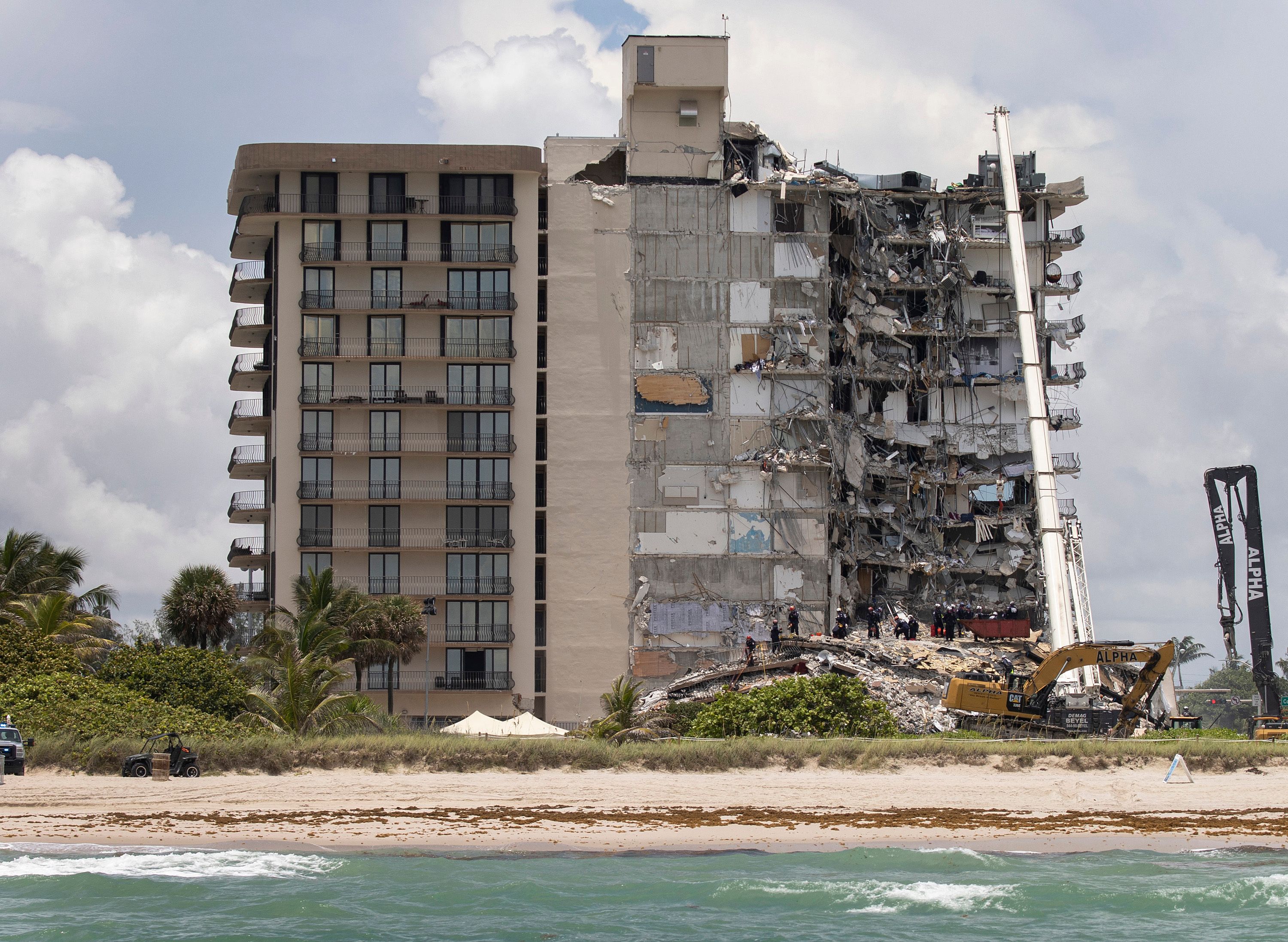 L'immeuble Champlain Towers South partiellement effondré, à Surfside en Floride, le 26...