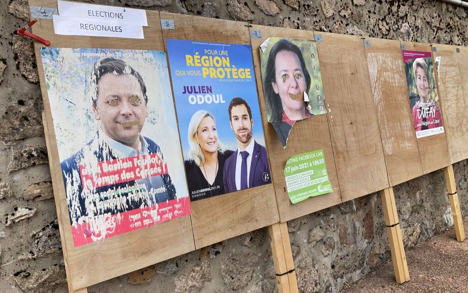 Les affiches électorales placardées dans la rue principale de