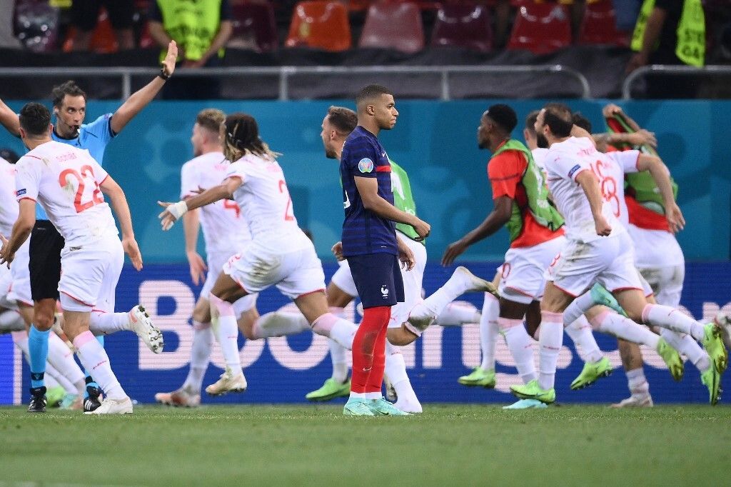 Kylian Mbappé après avoir raté son pénalty face à la Suisse lors de l'Euro 2020, à Bucarest le 28 juin
