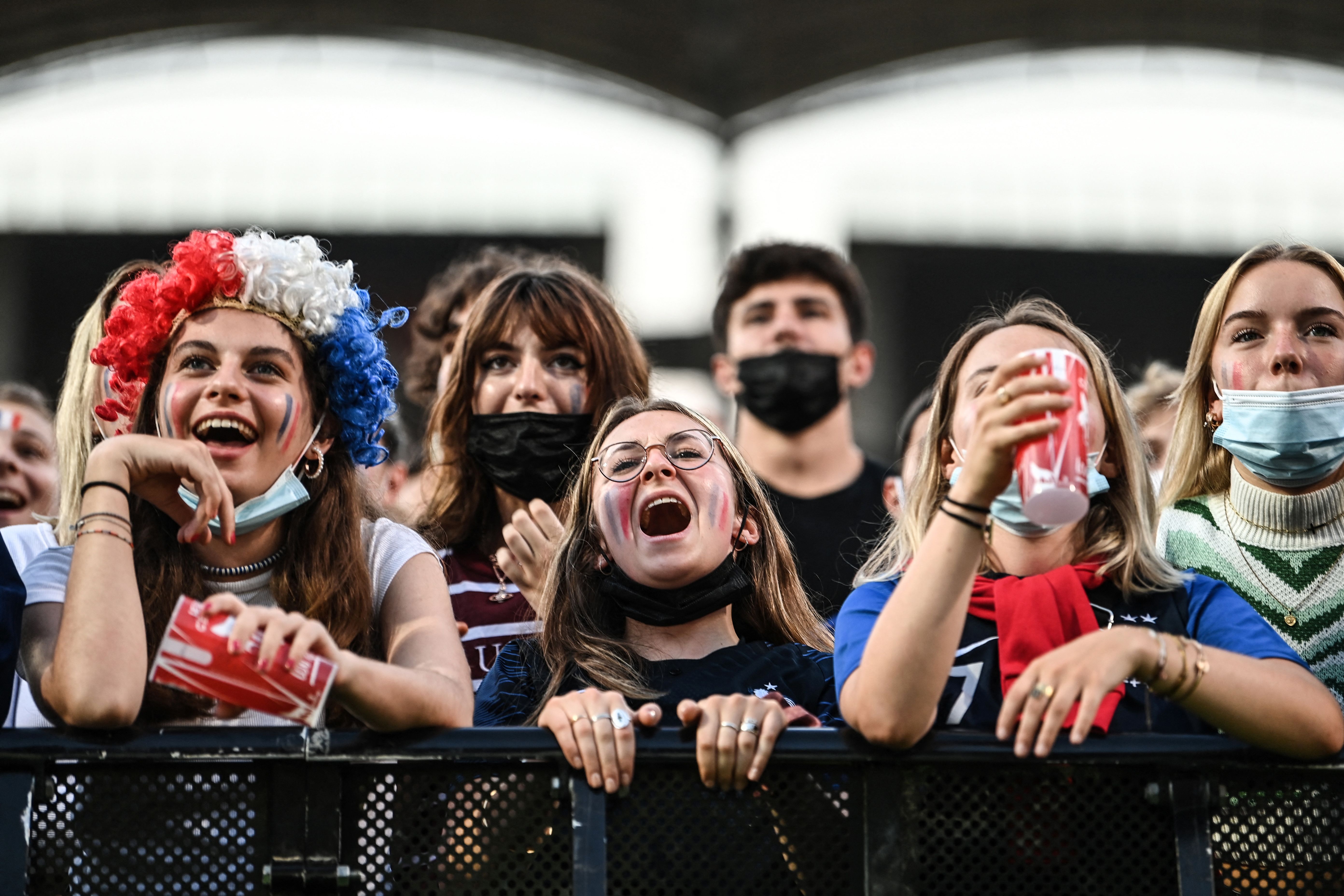 Des supporters français regardant France-Suisse dans une fan zone au Stade Gerland, à Lyon,...