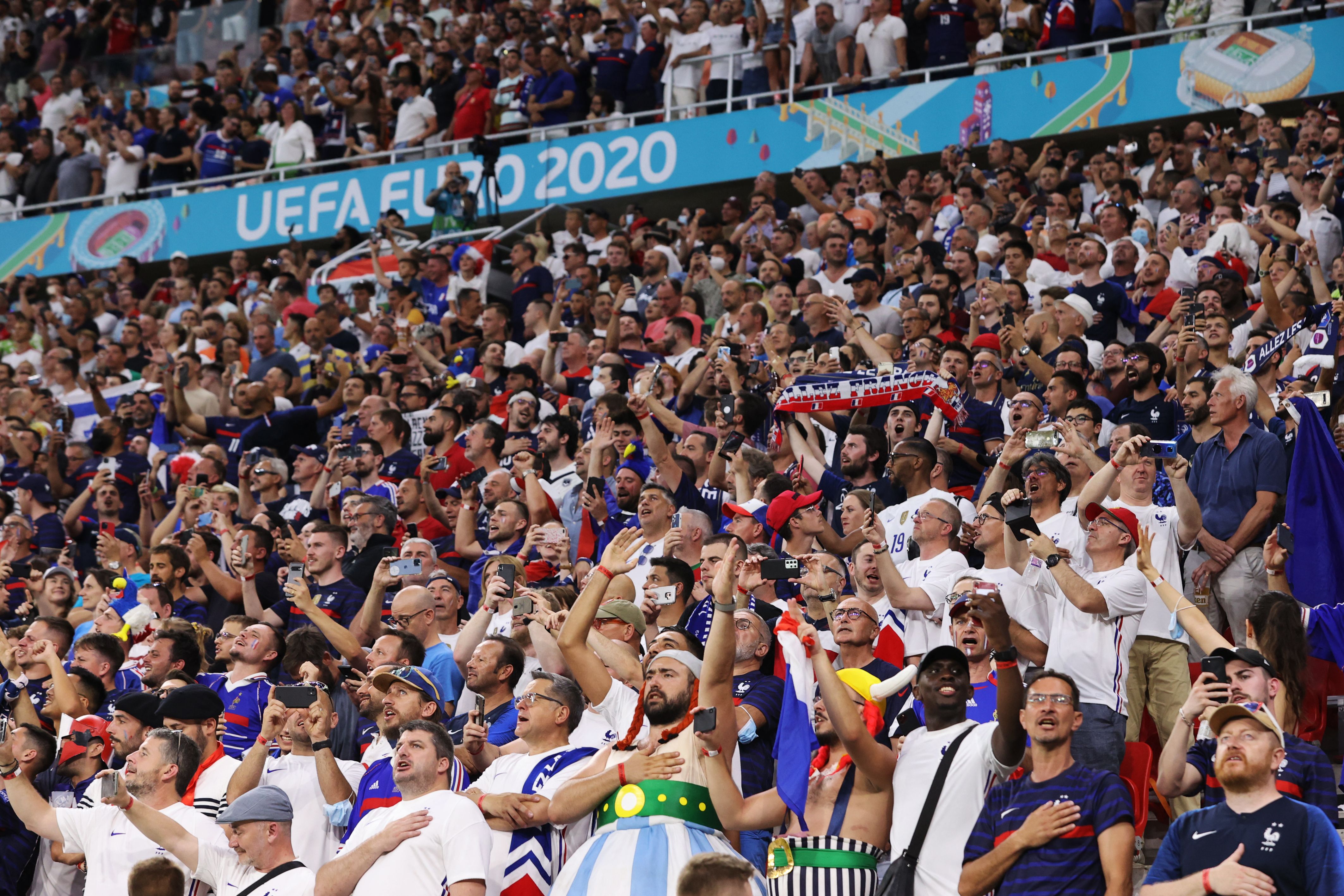 Des supporters de l'équipe de France lors de France-Portugal à l'Euro, à Budapest...