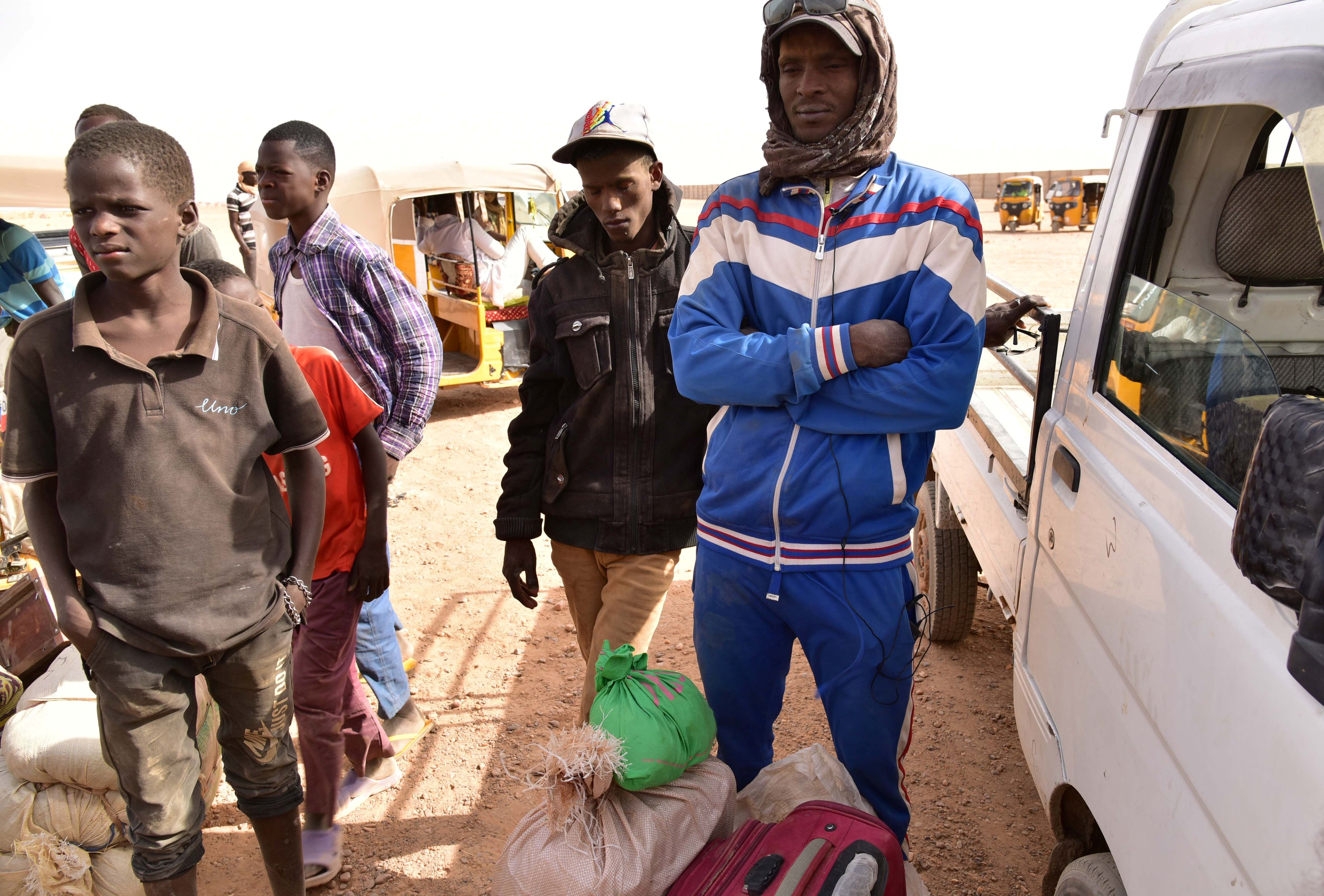 Des Africains de l'Ouest revenant au Niger après avoir fui la Libye à cause de groupes armés, à leur...