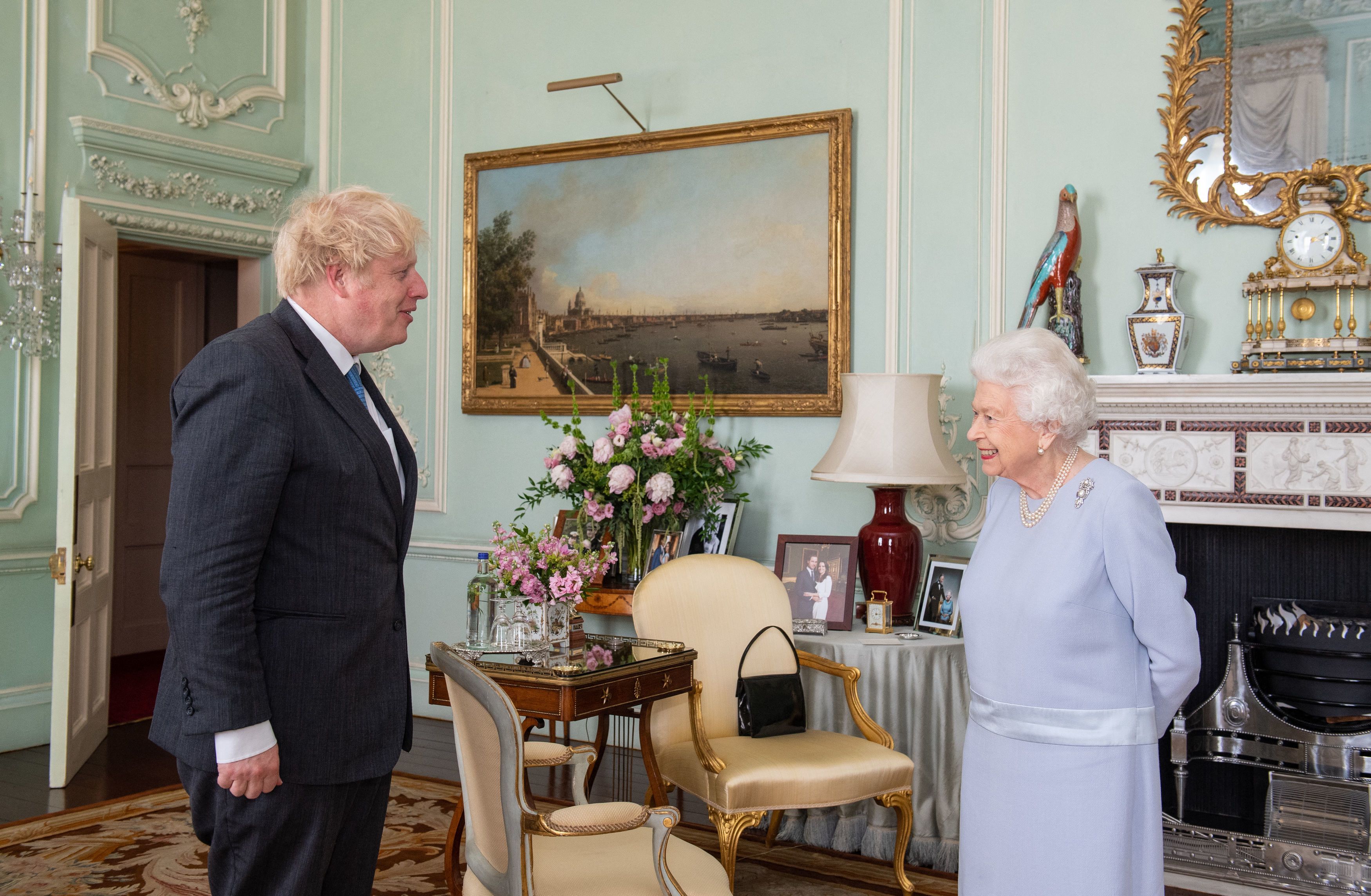 La reine d'Angleterre Elizabeth II et le Premier ministre Boris Johnson au palais de Buckingham le 23...