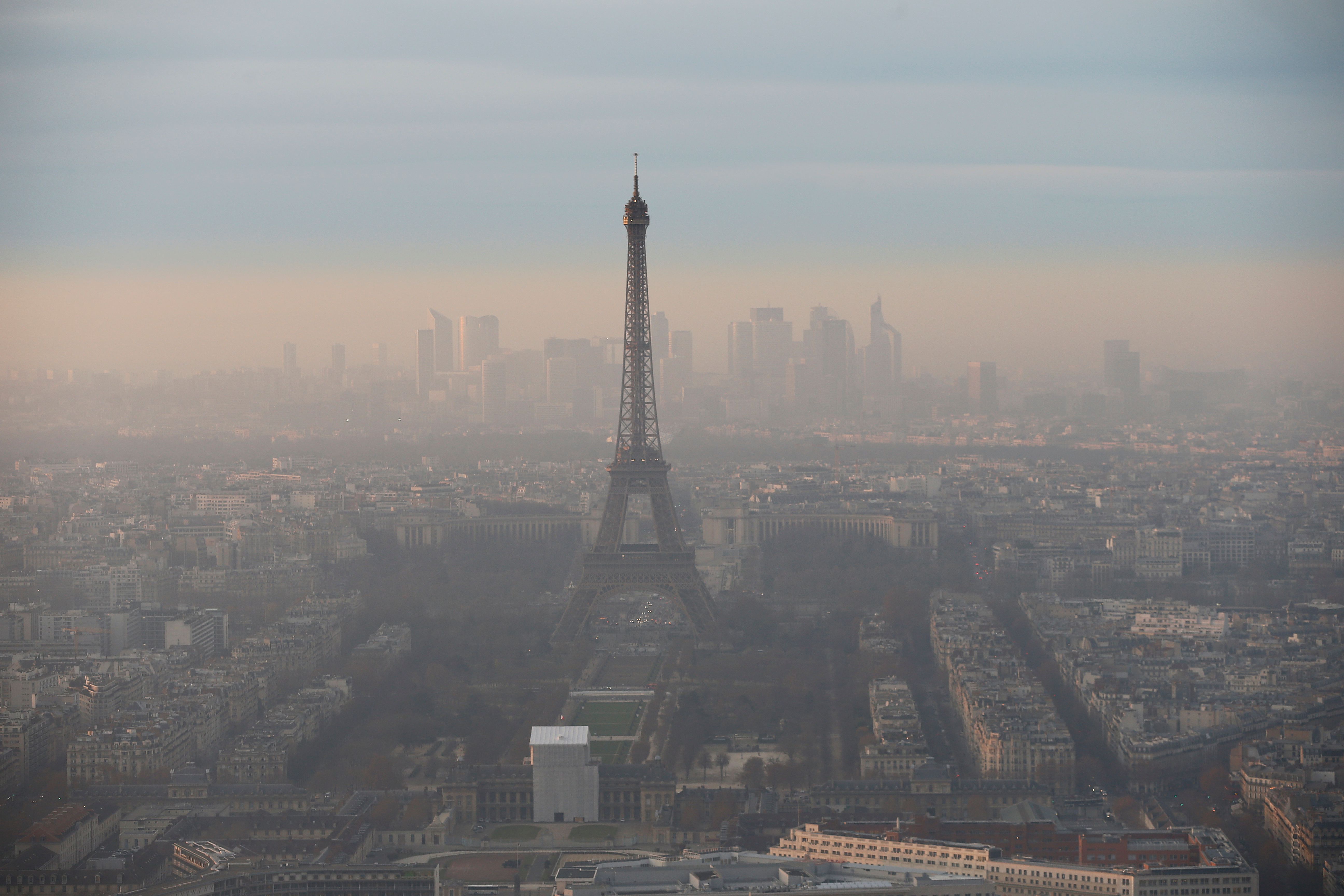La Tour Eiffel et le quartier d'affaires de La Défense entourés de hauts niveaux de pollution atmosphérique...