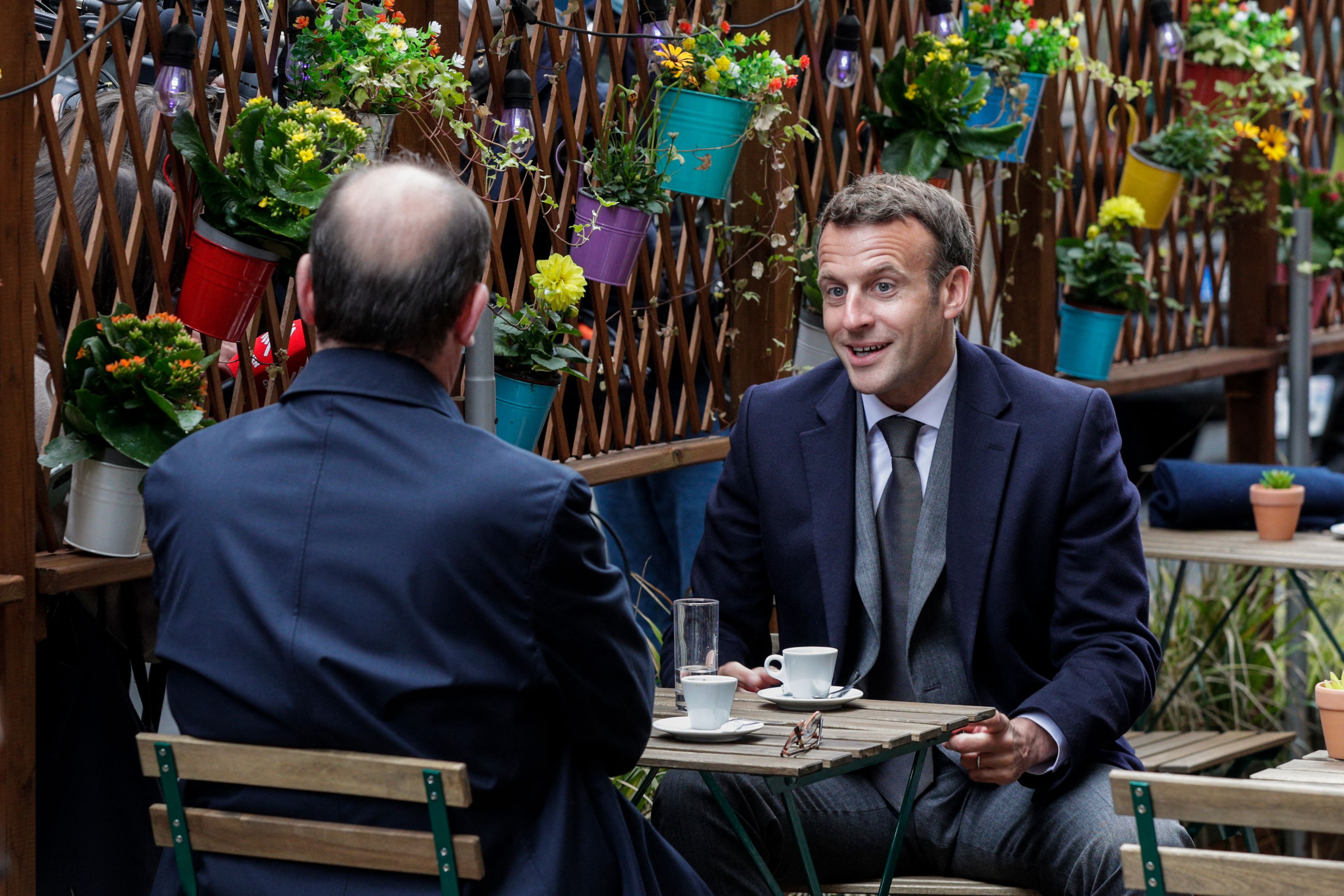 Jean Castex et Emmanuel Macron à la terrasse d'une café à Paris, le 19 mai