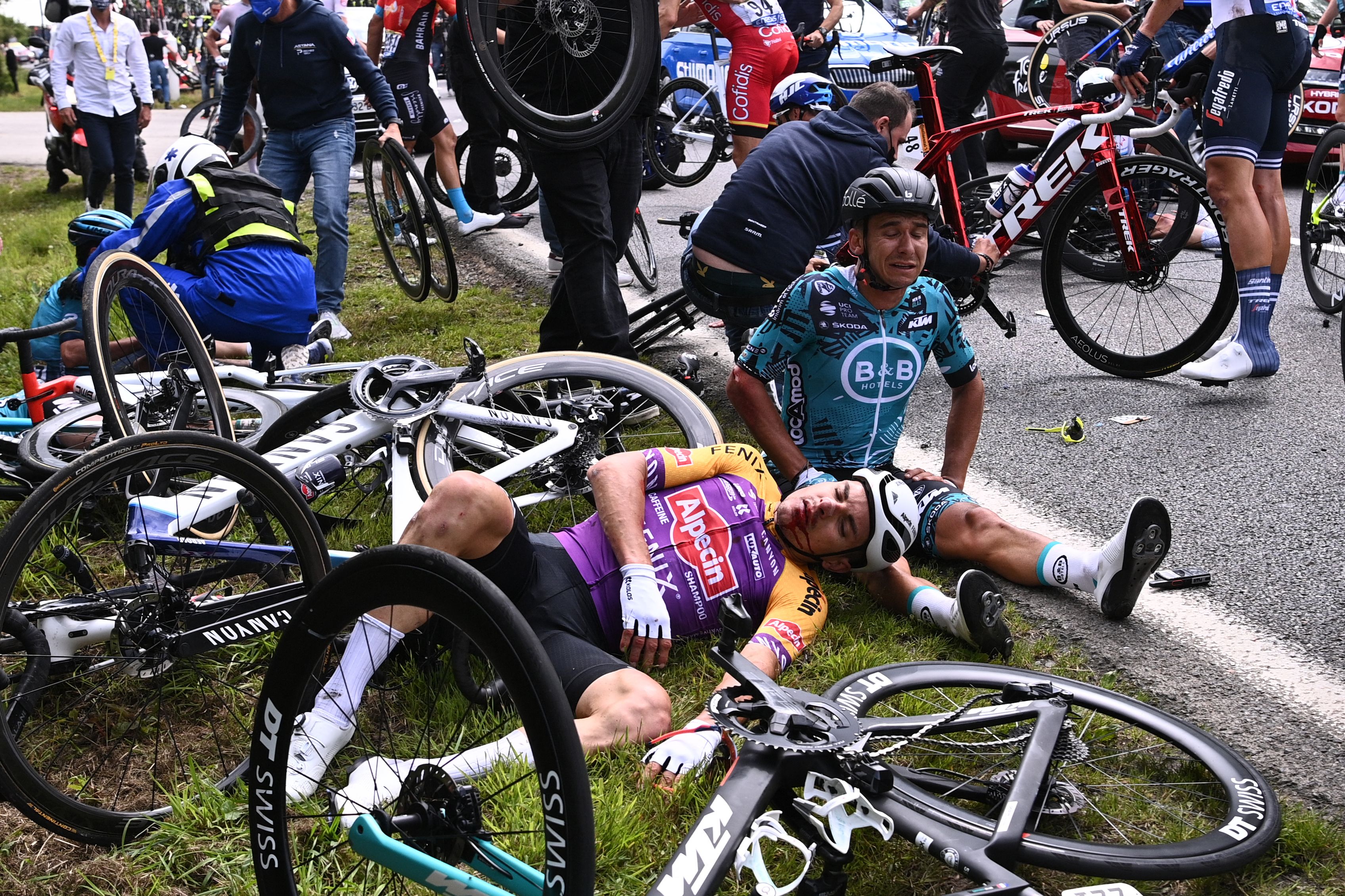 Lors de la première étape du Tour de France 2021, courue entre Brest et Landernau, deux très violentes...
