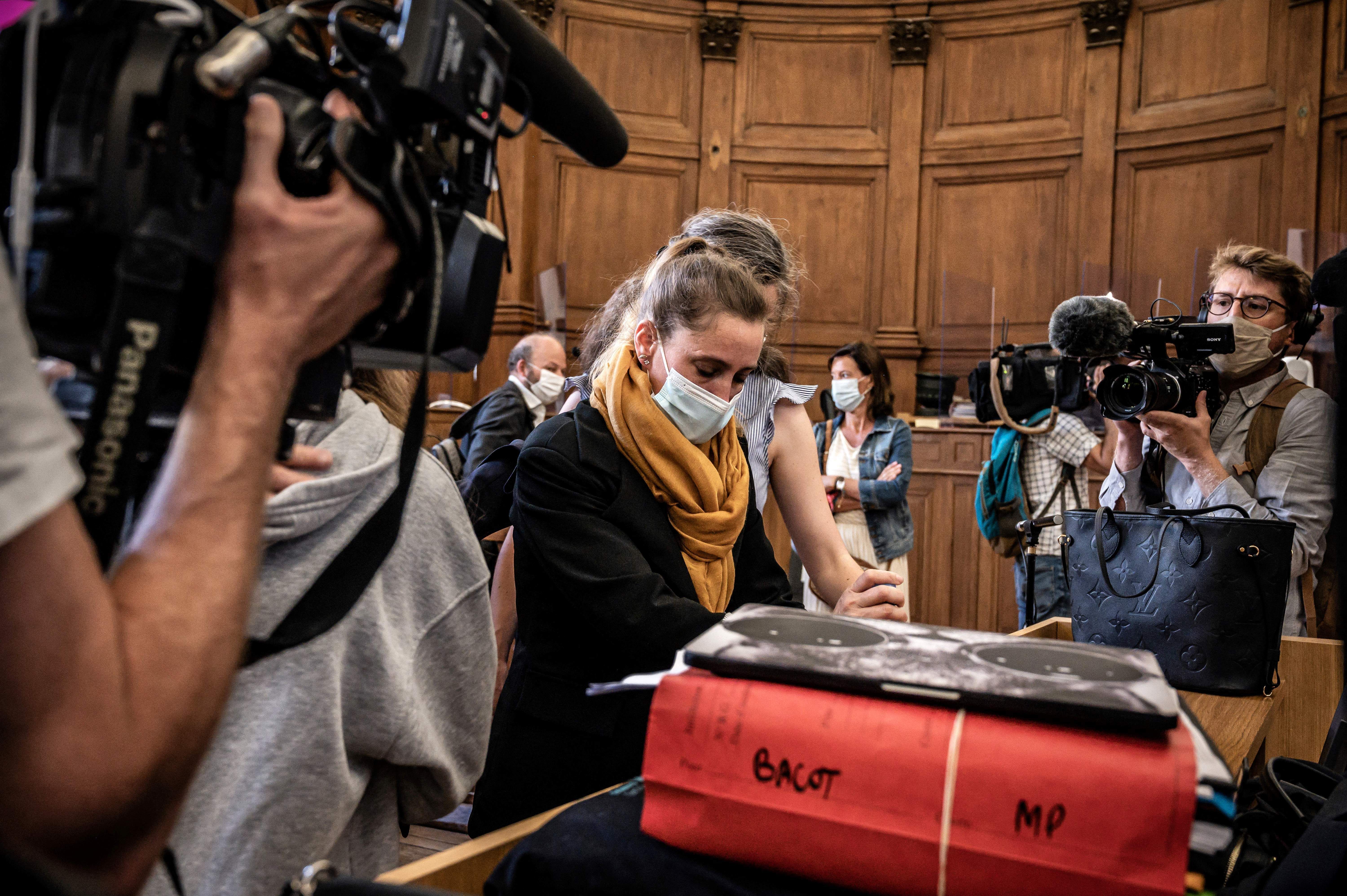 Valérie Bacot (ici au centre avec l'écharpe jaune) est actuellement jugée pour avoir tué son mari violent,...