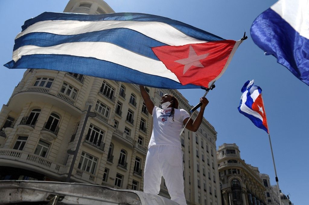 Le drapeau cubain brandi par le chanteur Yotuel, le 25 juillet 2021, à