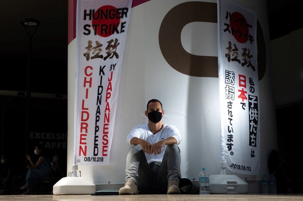 Sur cette photo prise le 10 juillet, Vincent Fichot entame sa grève de la faim pour obtenir le droit...
