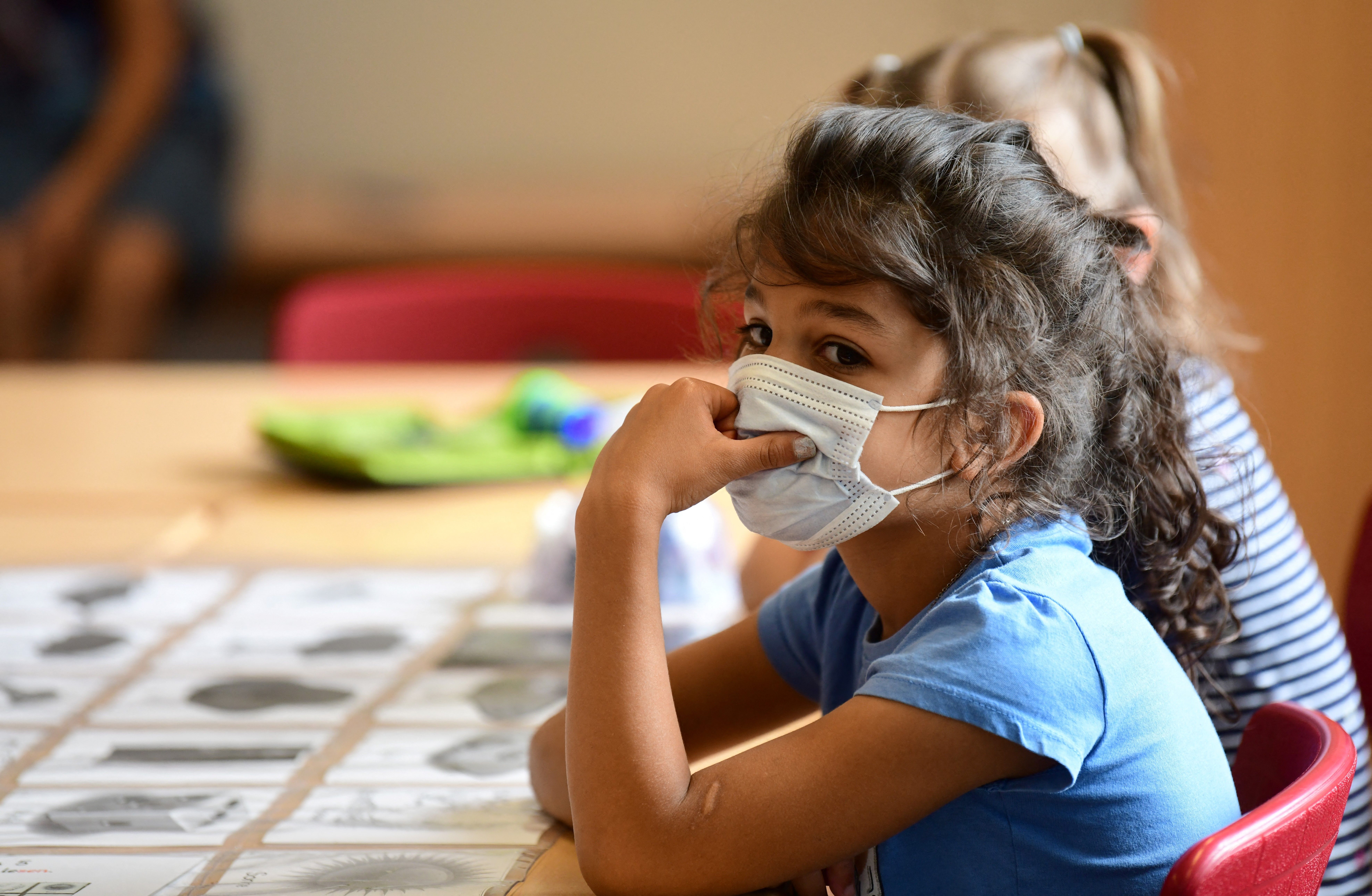 Une élève porte un masque dans une classe à Beckum, en Allemagne, le 6 juillet