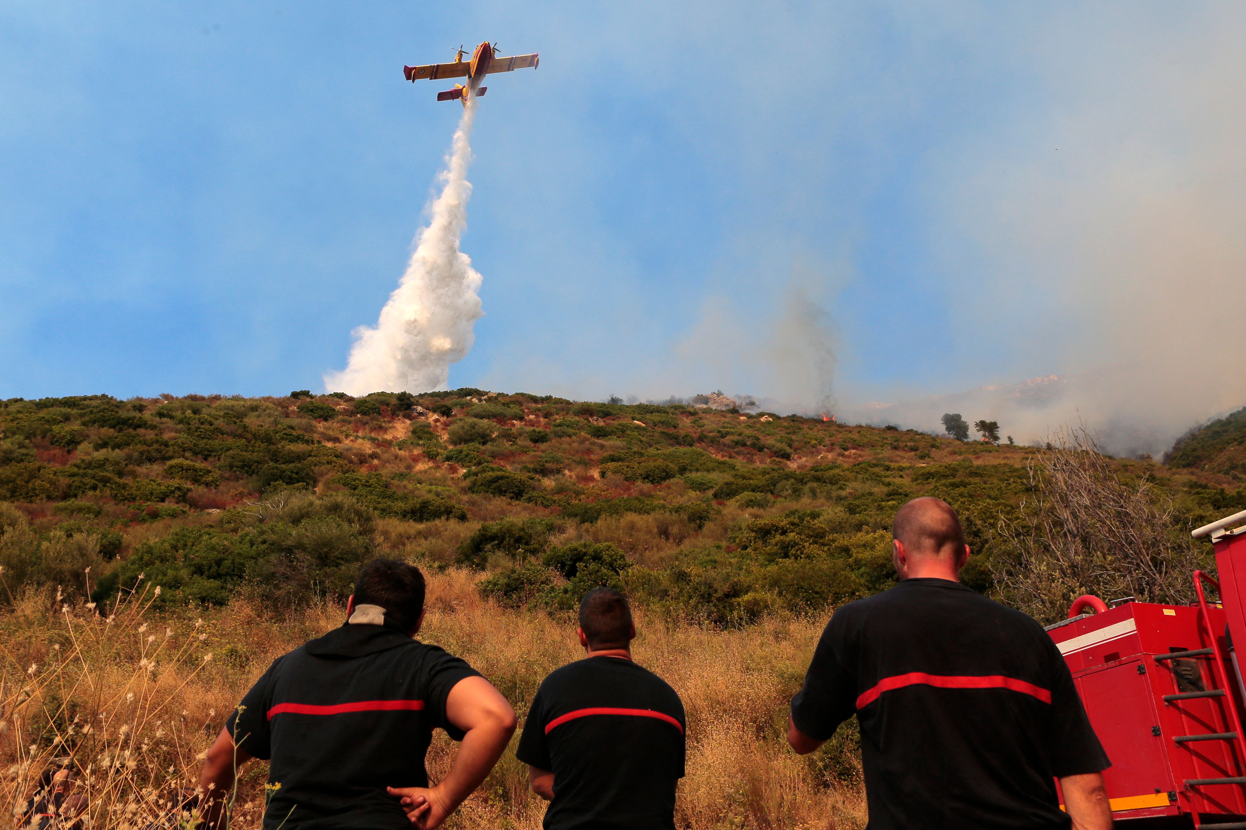 Ce 24 juillet, des centaines de pompiers et des moyens techniques importants sont mobilisés dans l'Aude,...