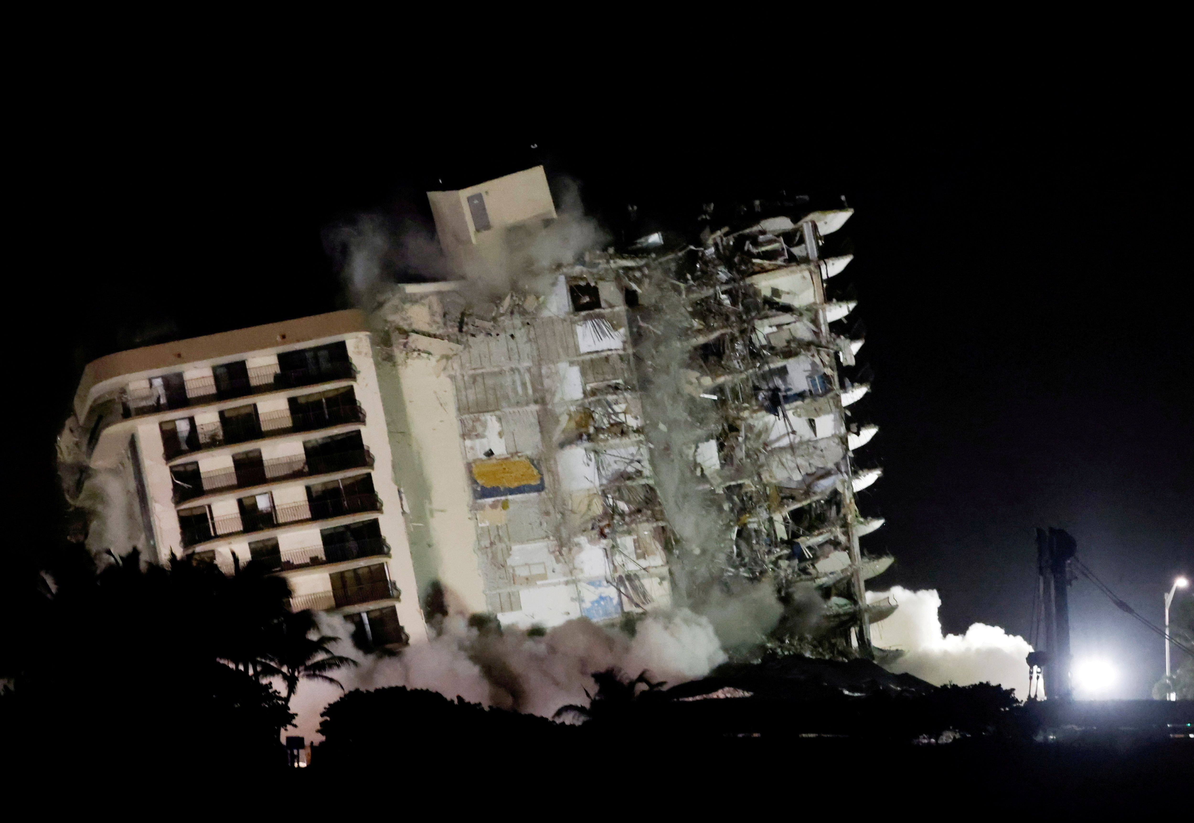 Démolition de l'immeuble partiellement effondré à Surfside, en Floride, le 24 juillet