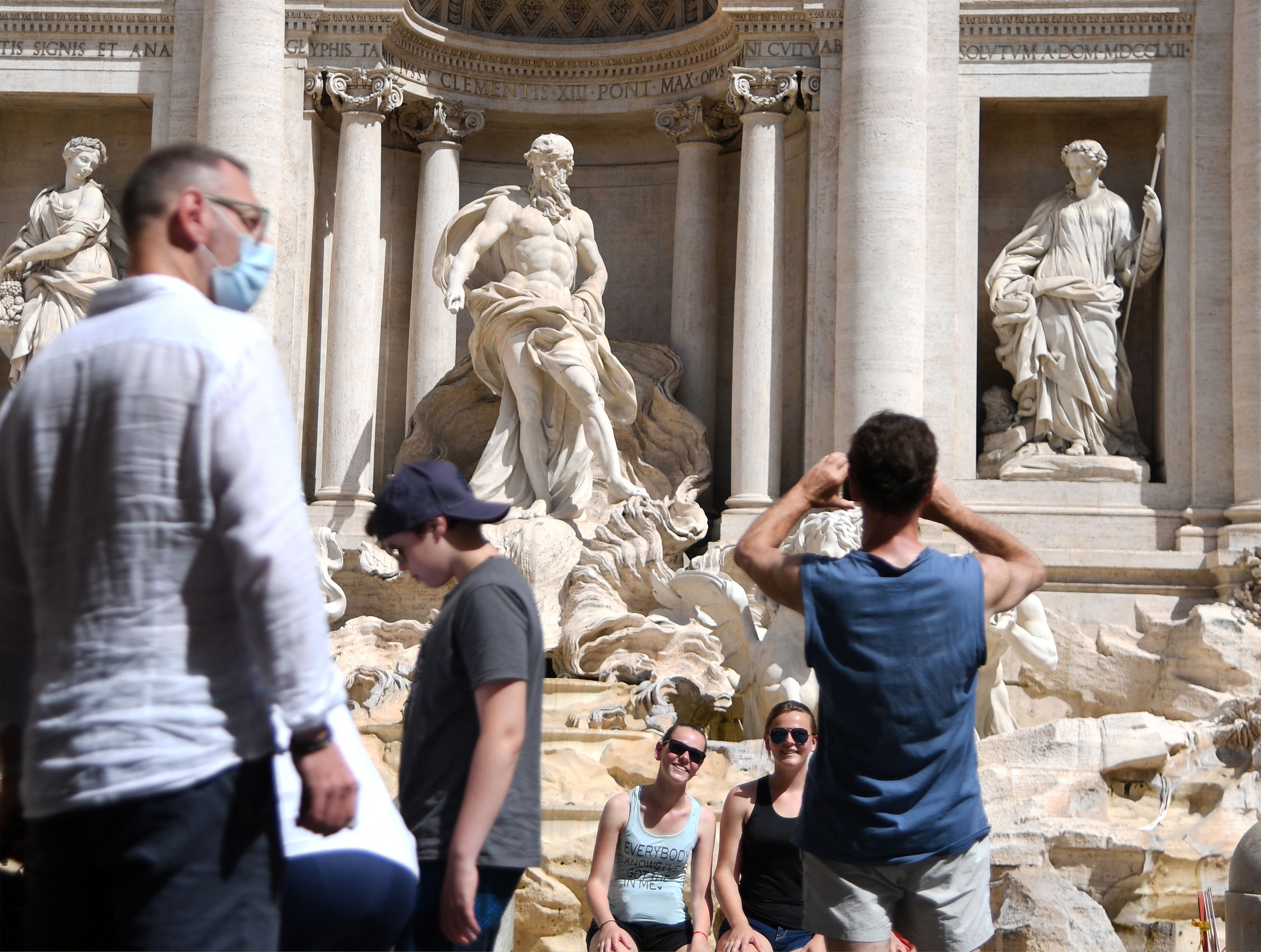 Devant la fontaine de Trevi à Rome en Italie, le 28 juin