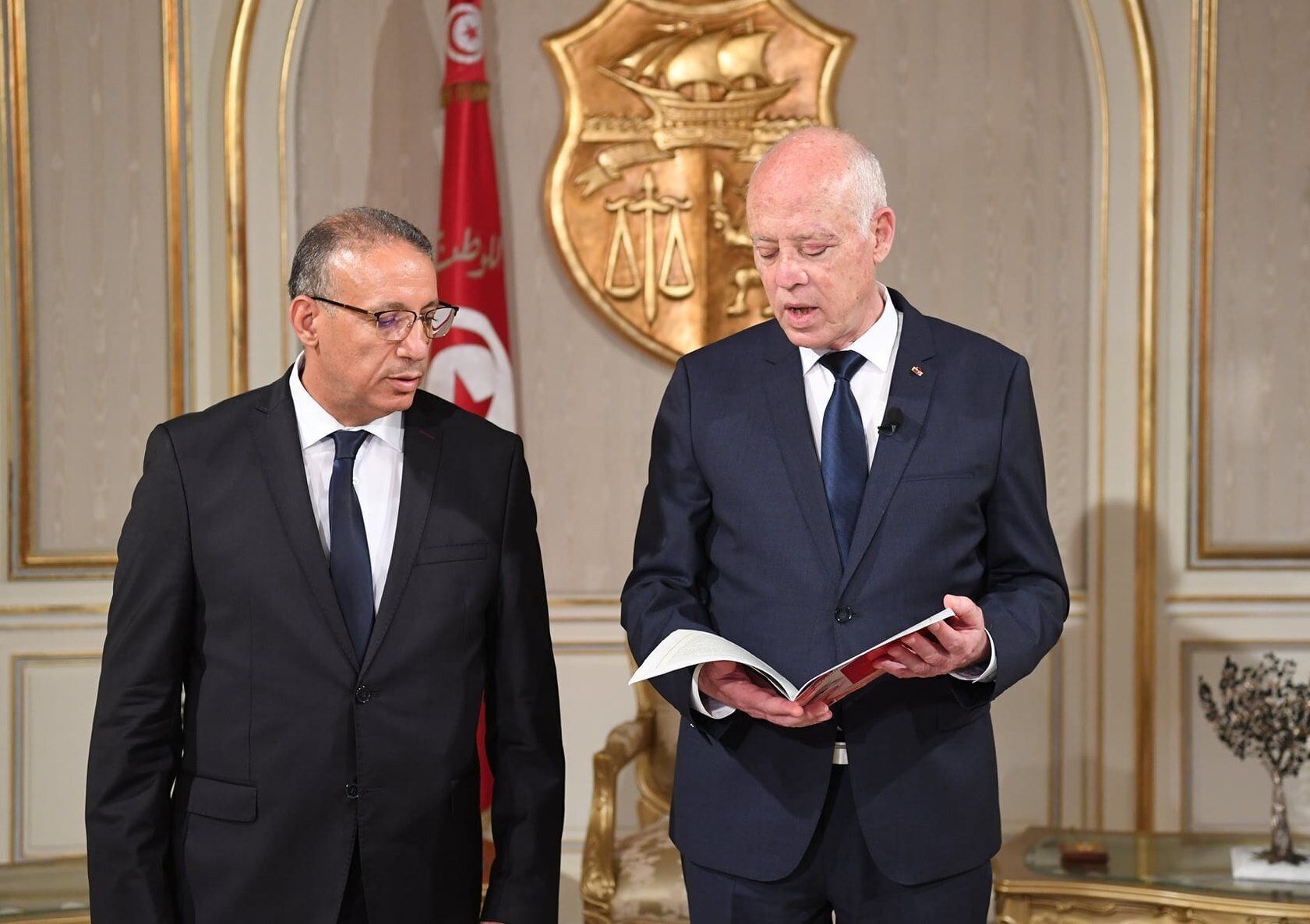 Le président tunisien Kais Saied (D) avec le nouveau ministre de l'Intérieur Ridha Gharsalloui...