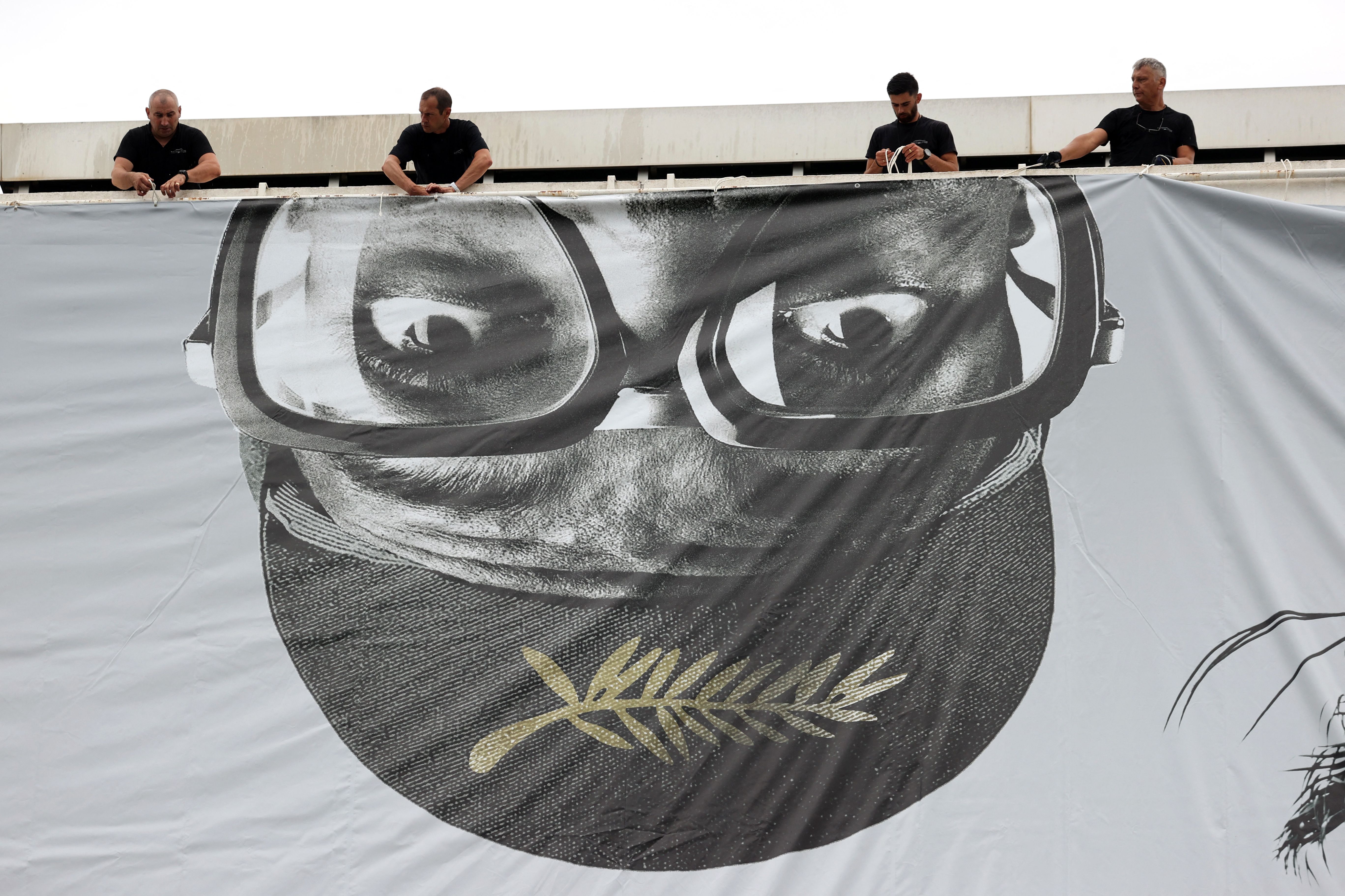 L'installation de l'affiche officielle sur le Palais des Festivals à Cannes, le 4 juillet