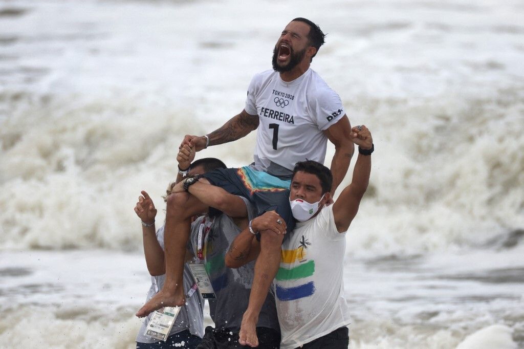 Le Brésilien Italo Ferreira est sacré champion olympique de surf, le 27 juillet 2021 aux JO de