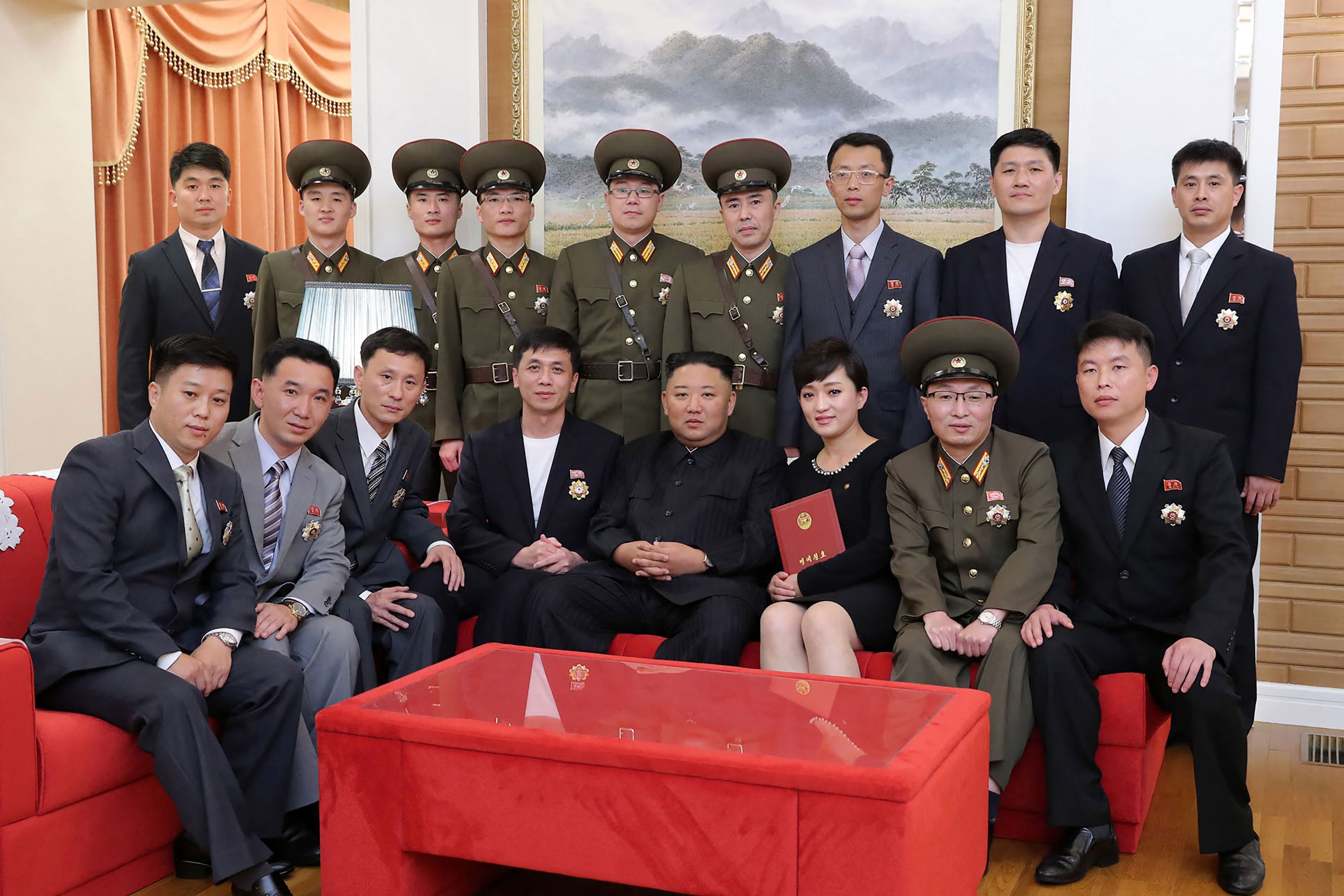 Kim Jong Un, ici avec des écrivains, chanteurs et interprètes, à Pyongyang en Corée...