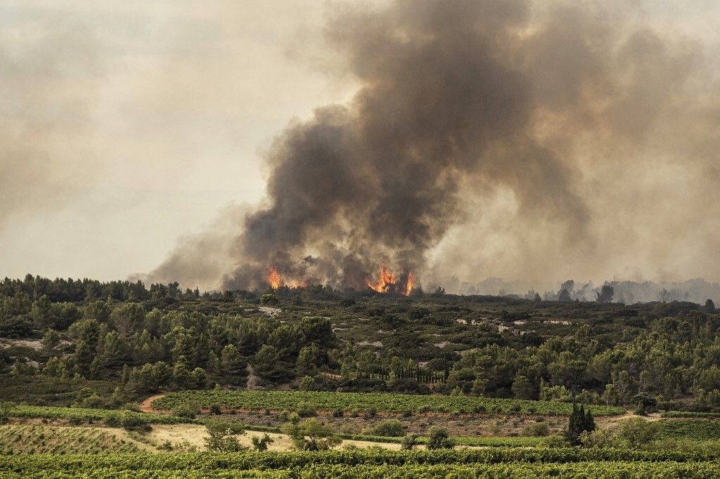 L'incendie sur le mont d'Alaric visible depuis la ville de Fabrezan le 24 juillet 2021 (Photo by Idriss...