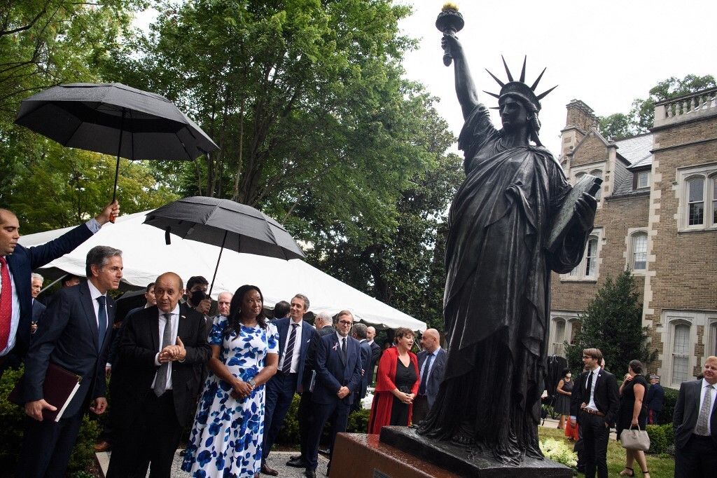 Antony Blinken et Jean-Yves Le Drian inaugurent une réplique de la Statue de la Liberté à Washington...