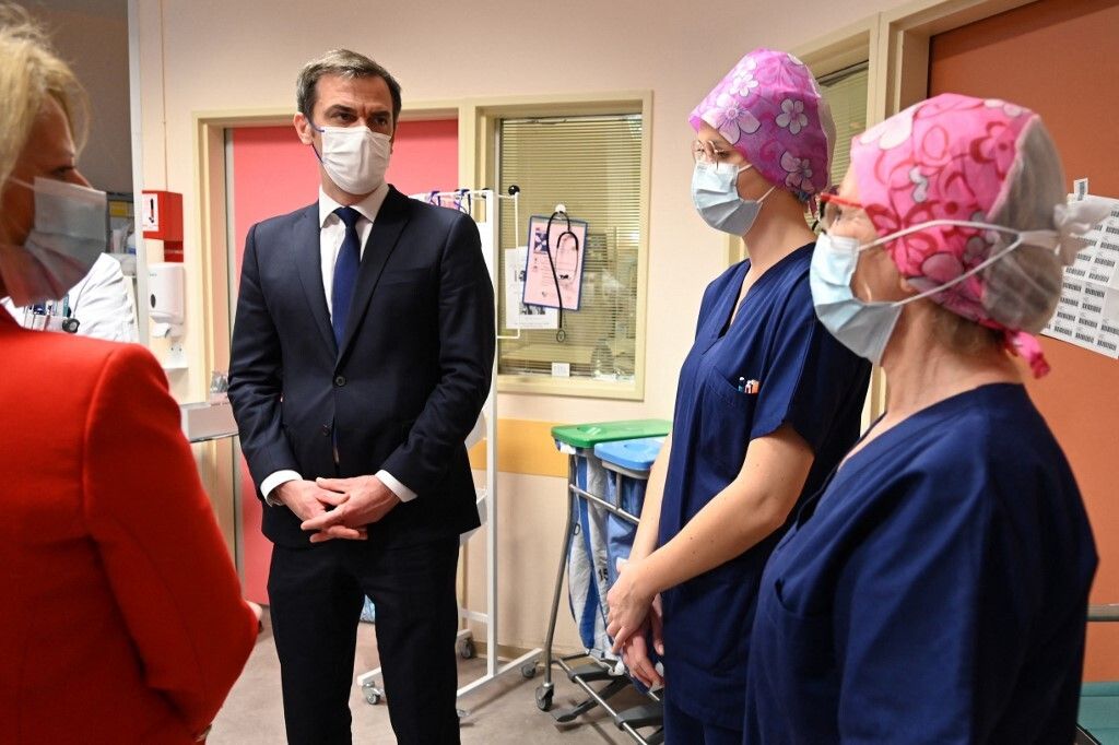 Le ministre de la Santé, Olivier Véran, laisse aux soignants un ultime délai pour se faire vacciner avant...