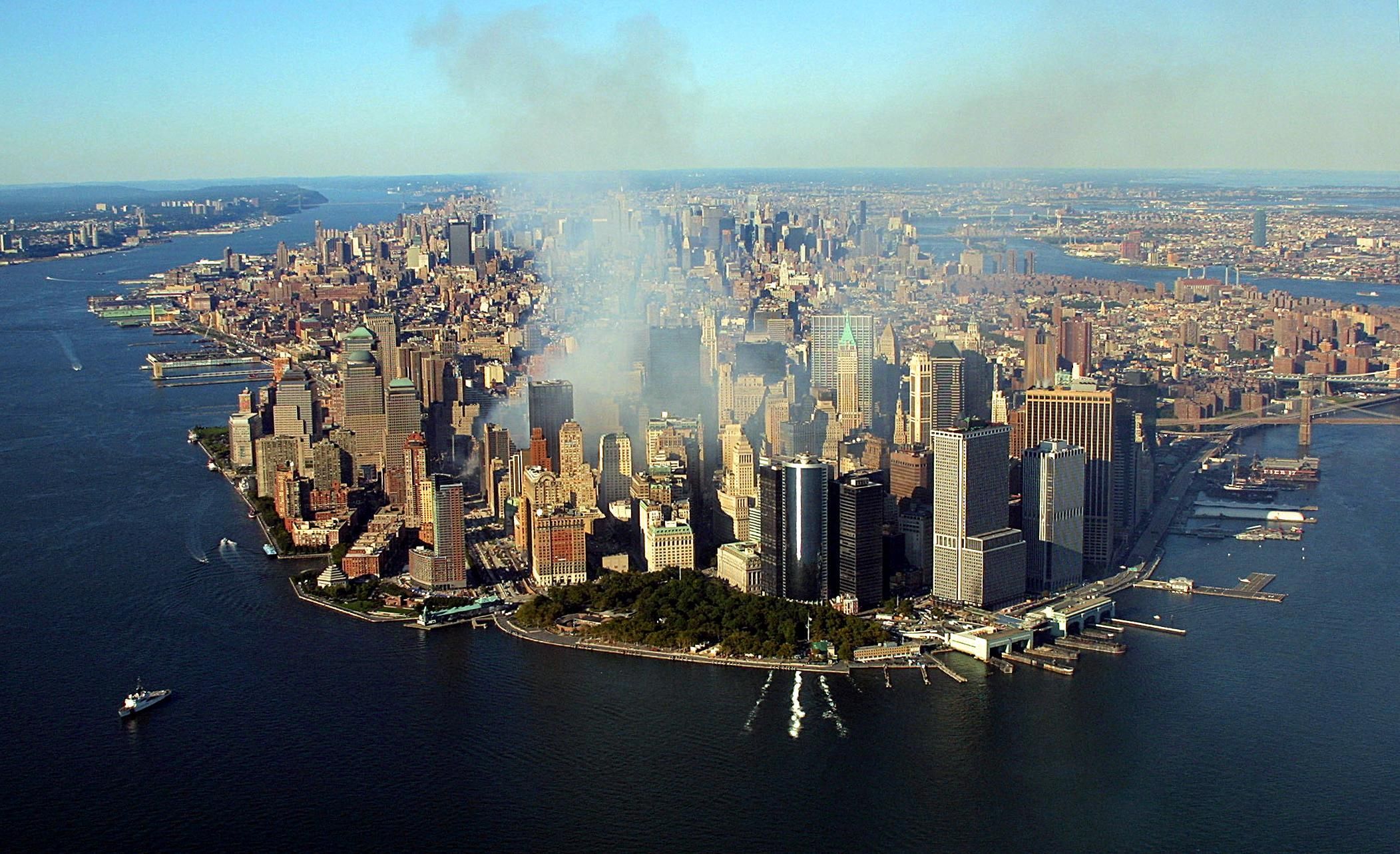 De la fumée s'élevant du World Trade Center détruit, à New York, le 15 septembre