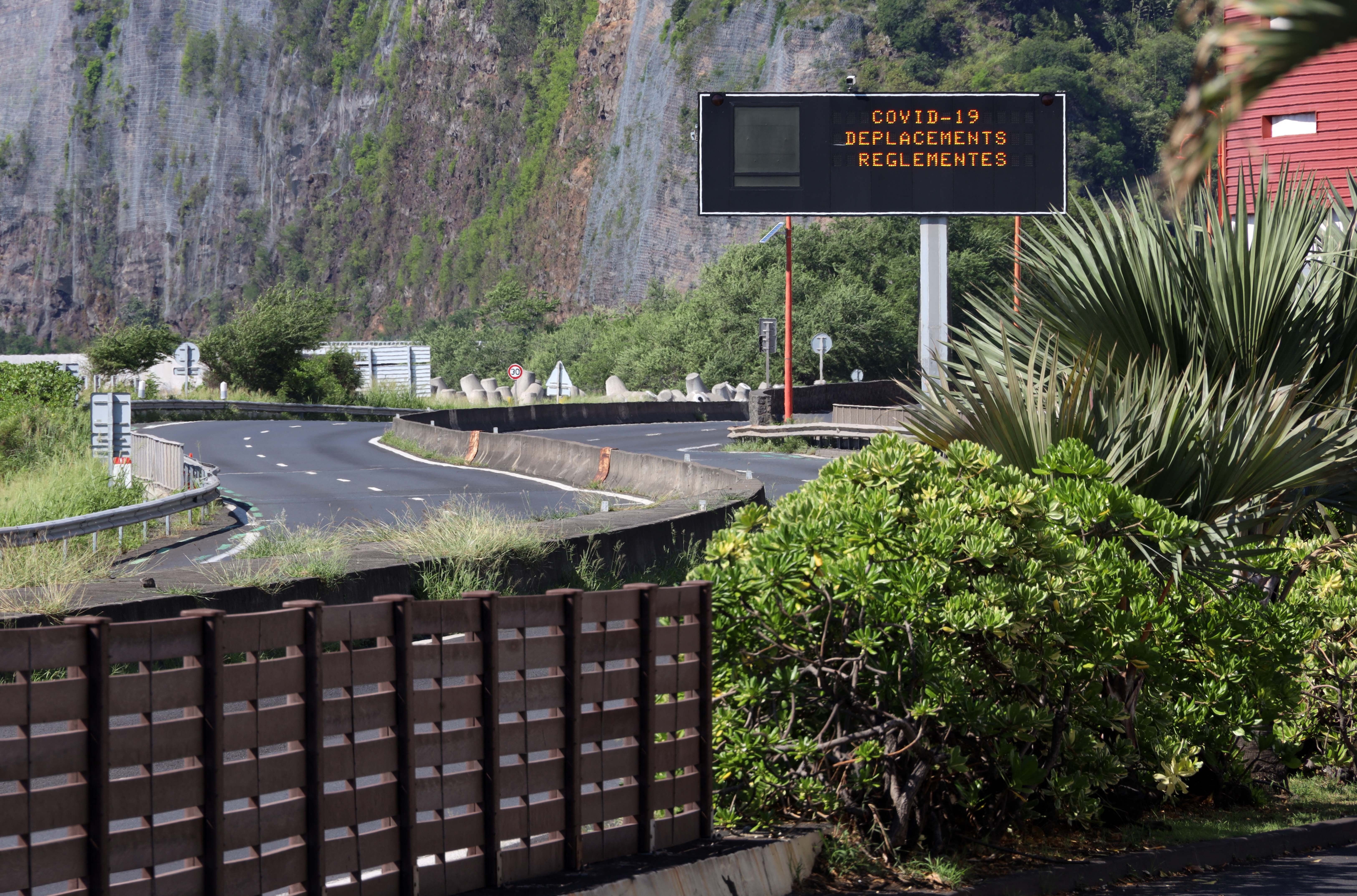 Un panneau routier à Saint-Denis-de-la-Réunion, sur l'île de La Réunion, le...