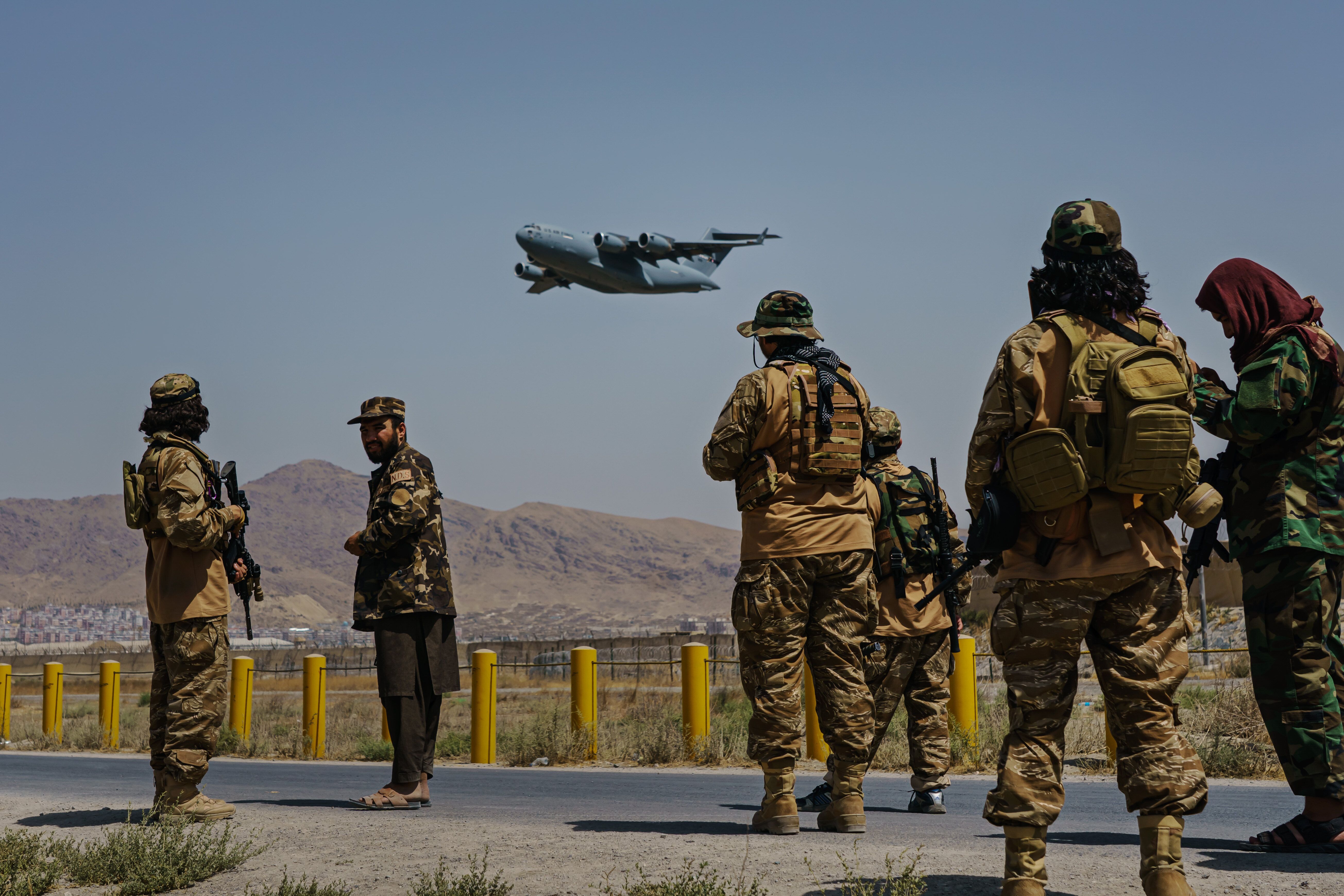 Un C-17 Globemaster décollant de l'aéroport international Hamid Karzai de Kaboul, en Afghanistan,...