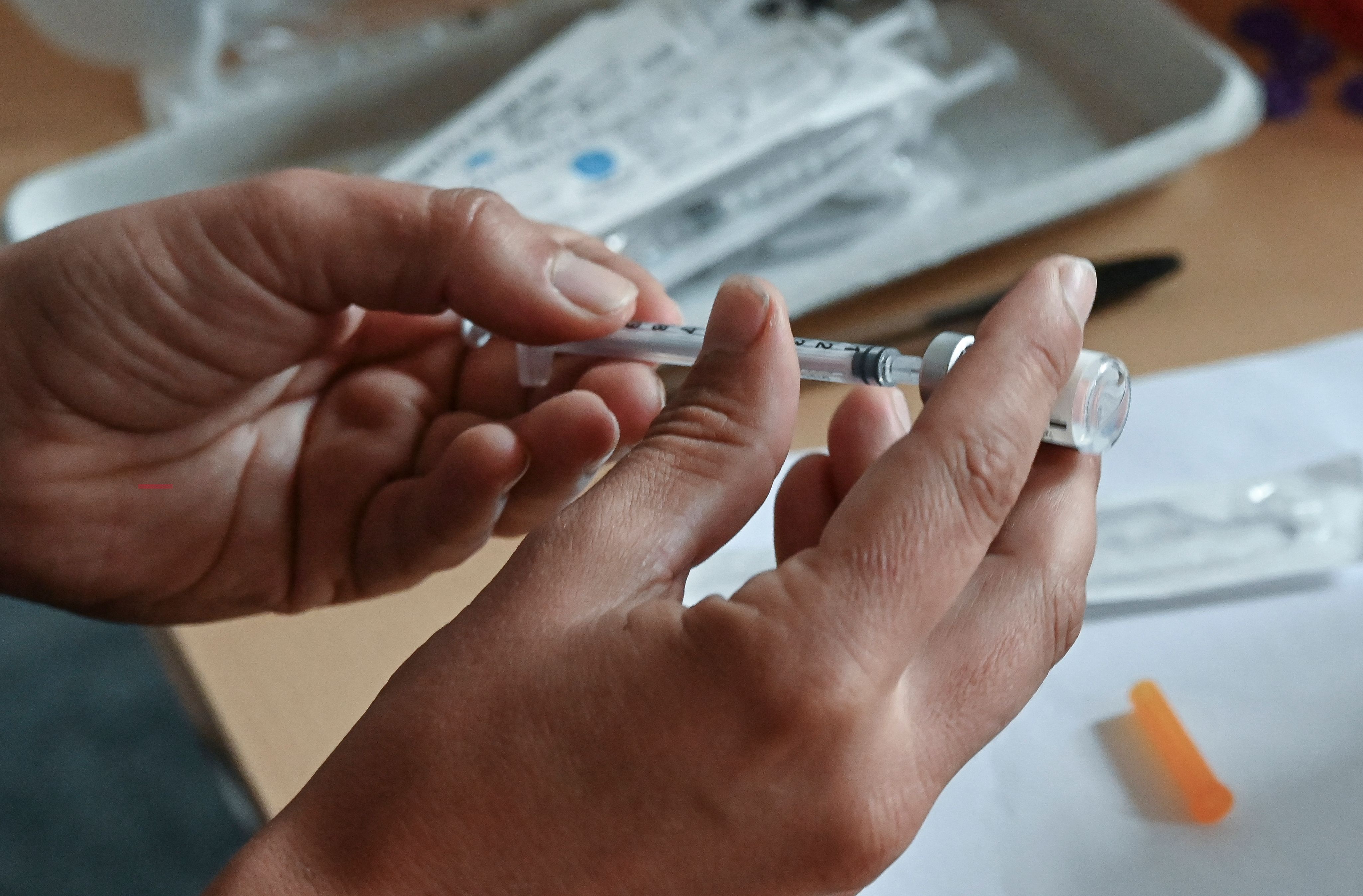 Un médecin préparant une dose du vaccin Pfizer/BioNTech à la préfecture de...
