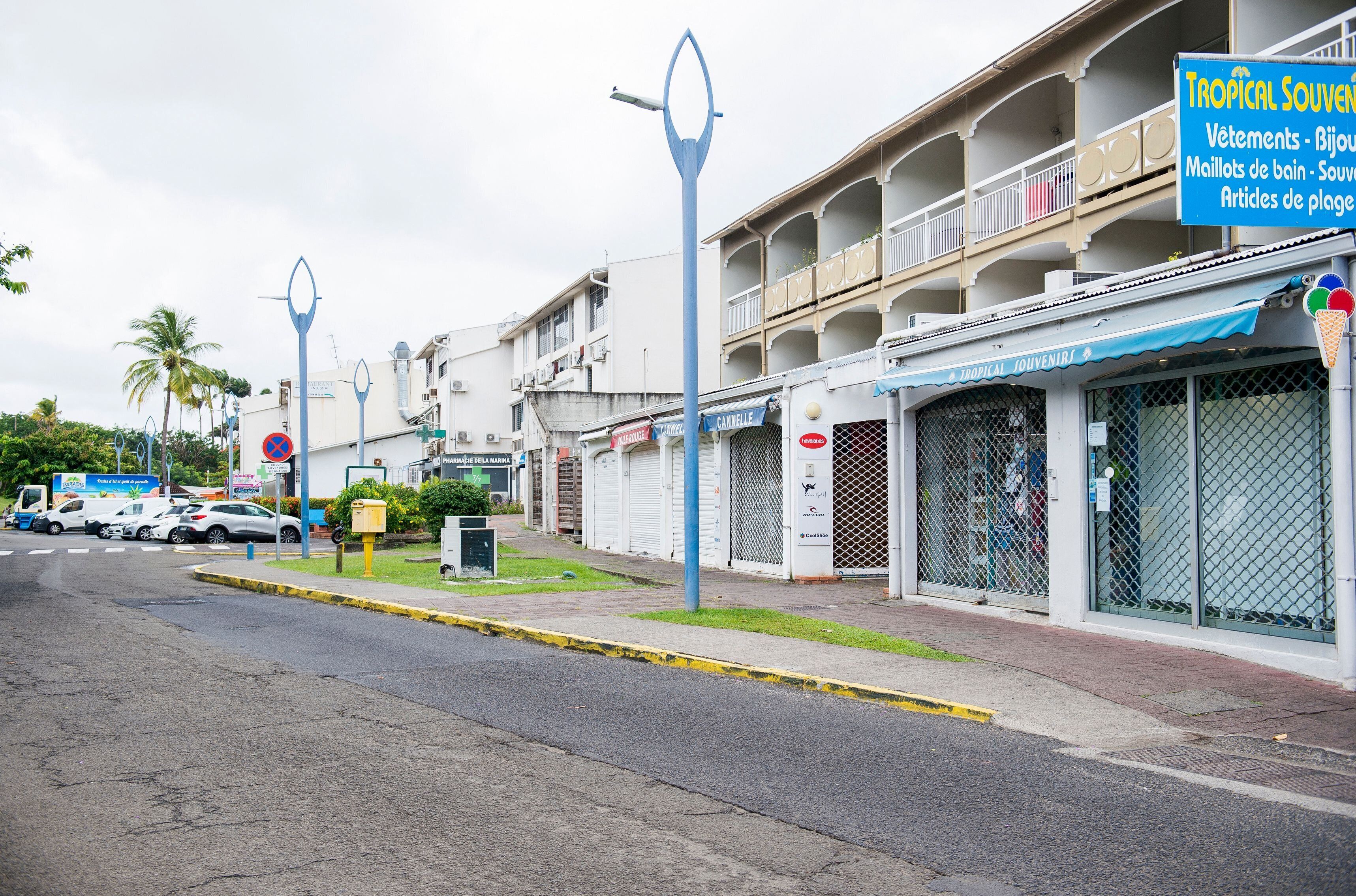 Une rue vide et des magasins fermés pendant le confinement aux Trois-Îlets, en Martinique,...