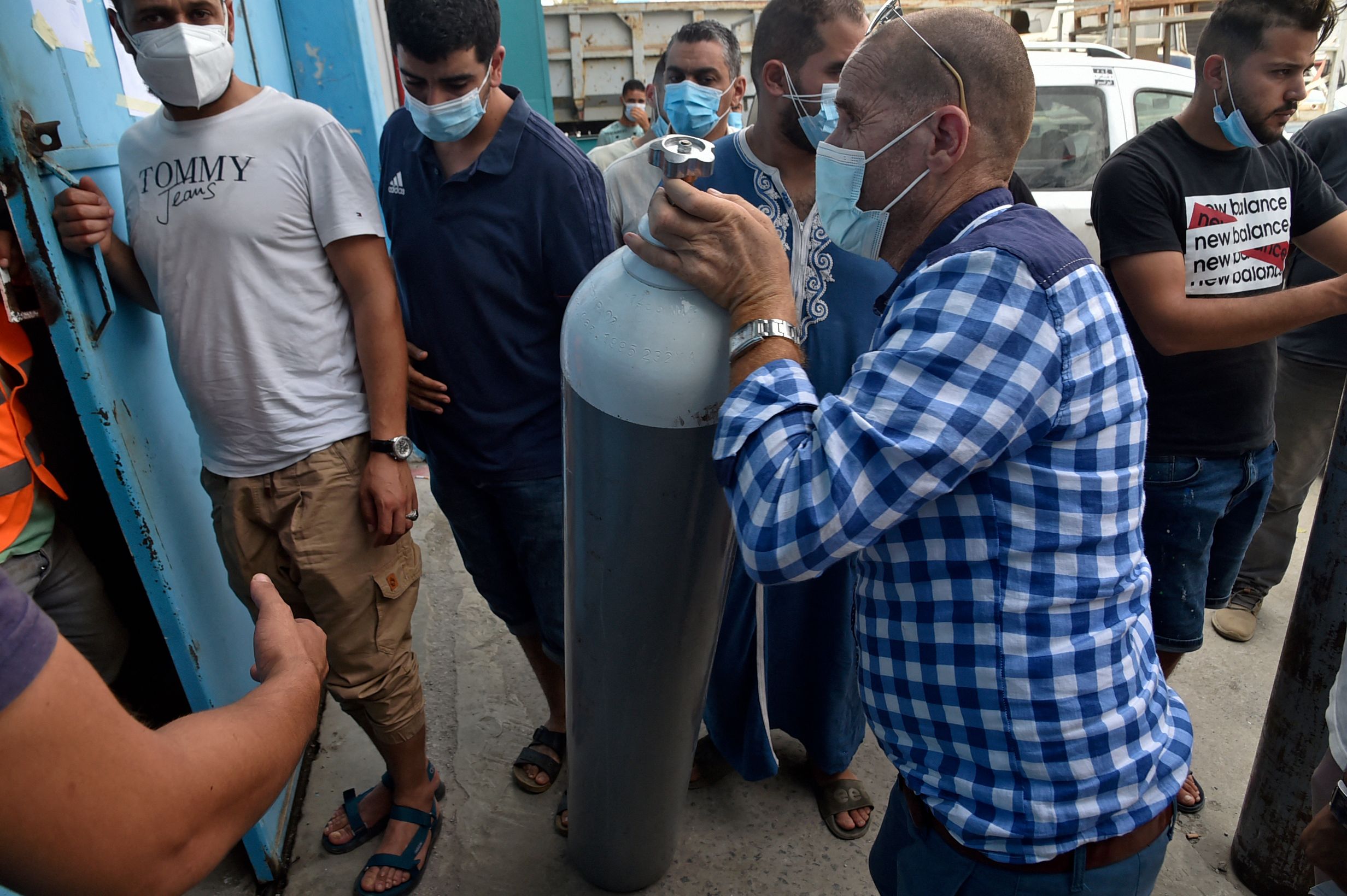 Face à une nouvelle vague de l'épidémie de covid-19, l'Algérie subit notamment un grave manque d'oxygène...
