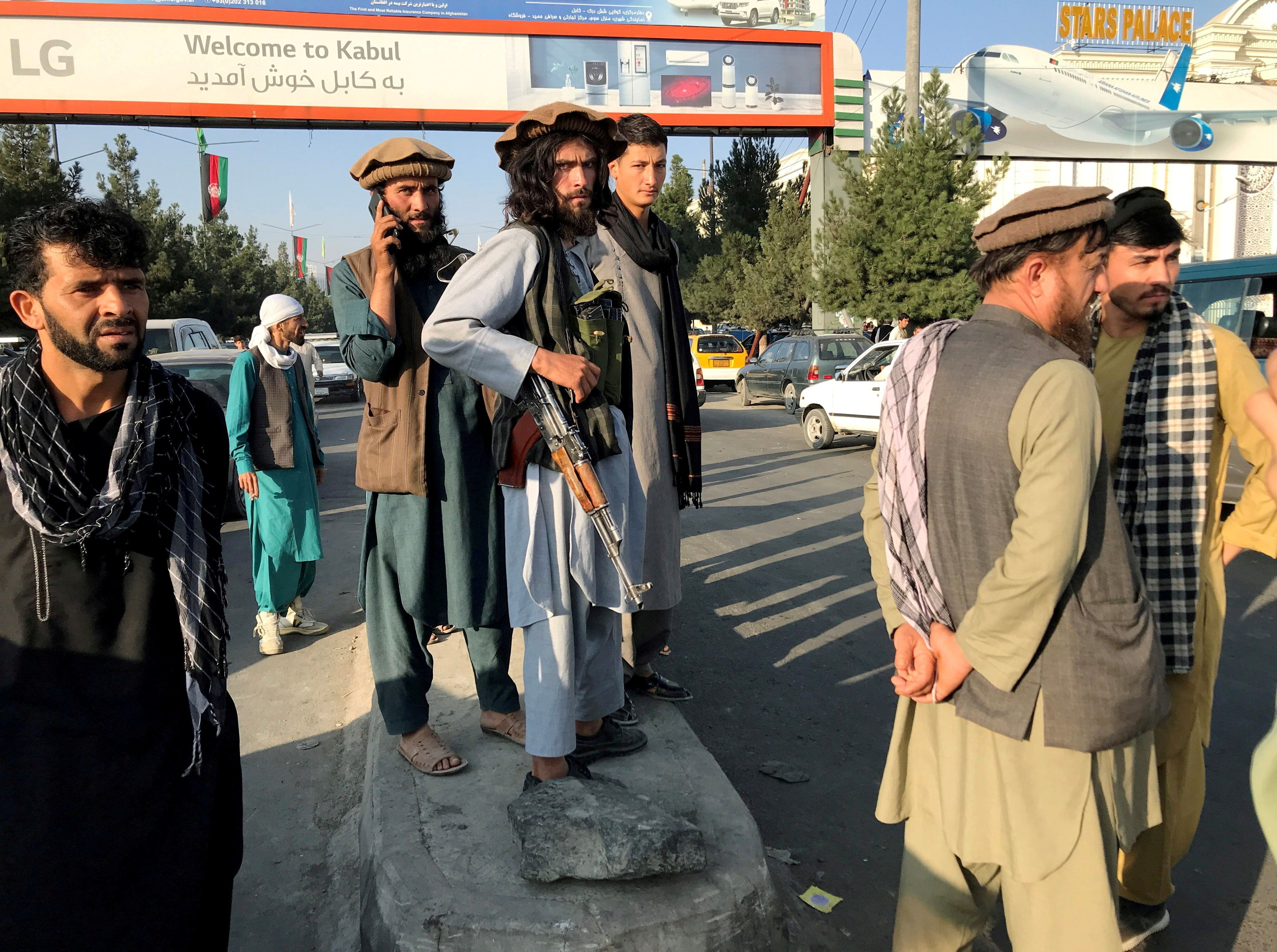 Des insurgés talibans patrouillant devant l'aéroport international Hamid Karzai de Kaboul,...