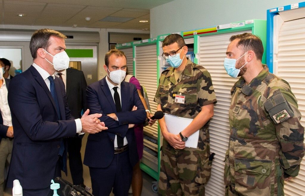 Olivier Véran et Sébastien Lecornu s'entretiennent avec du personnel médical militaire, au CHU de Fort-de-France,...