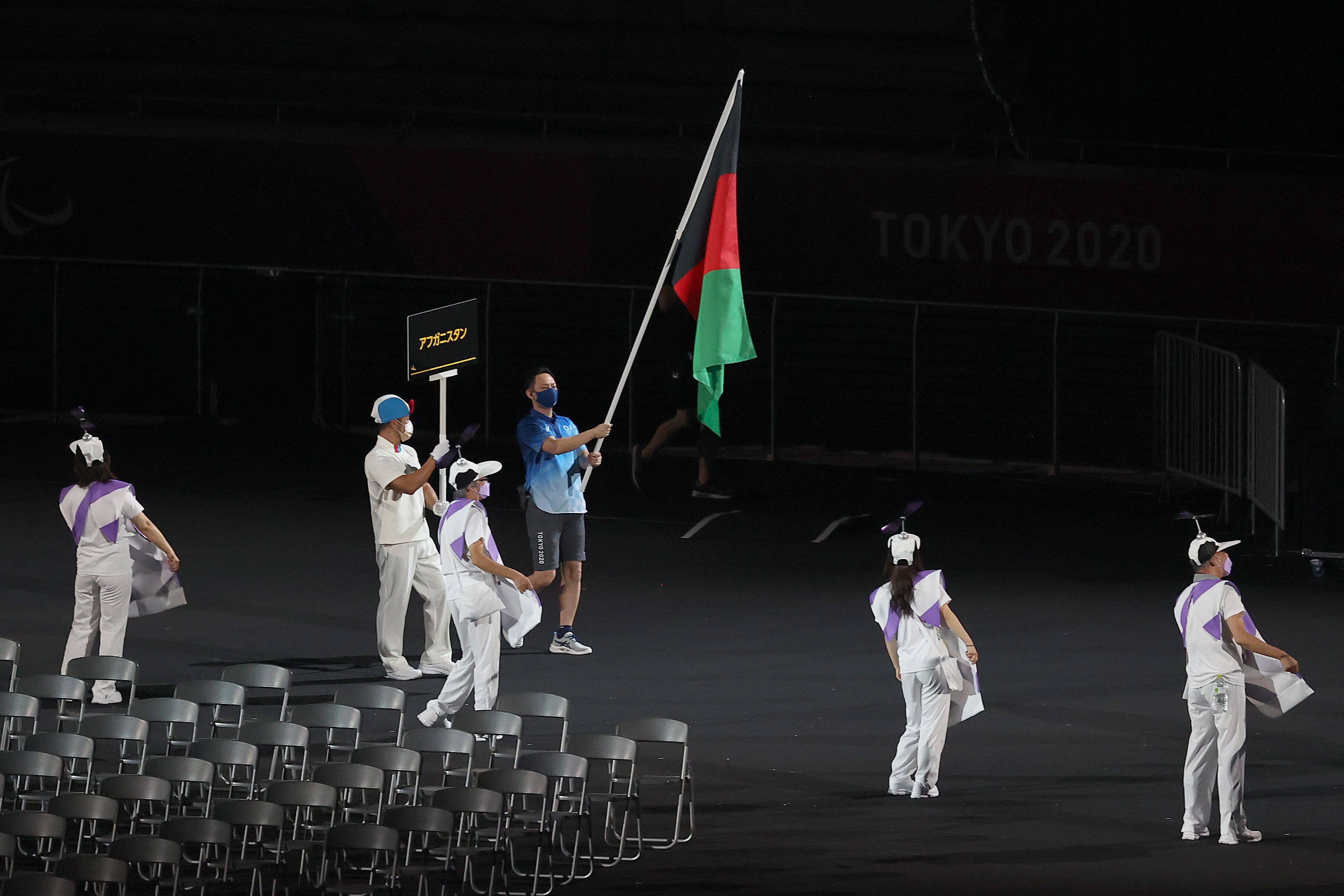 Lors de la cérémonie d'ouverture des Jeux paralympiques le 24 août, le drapeau de...