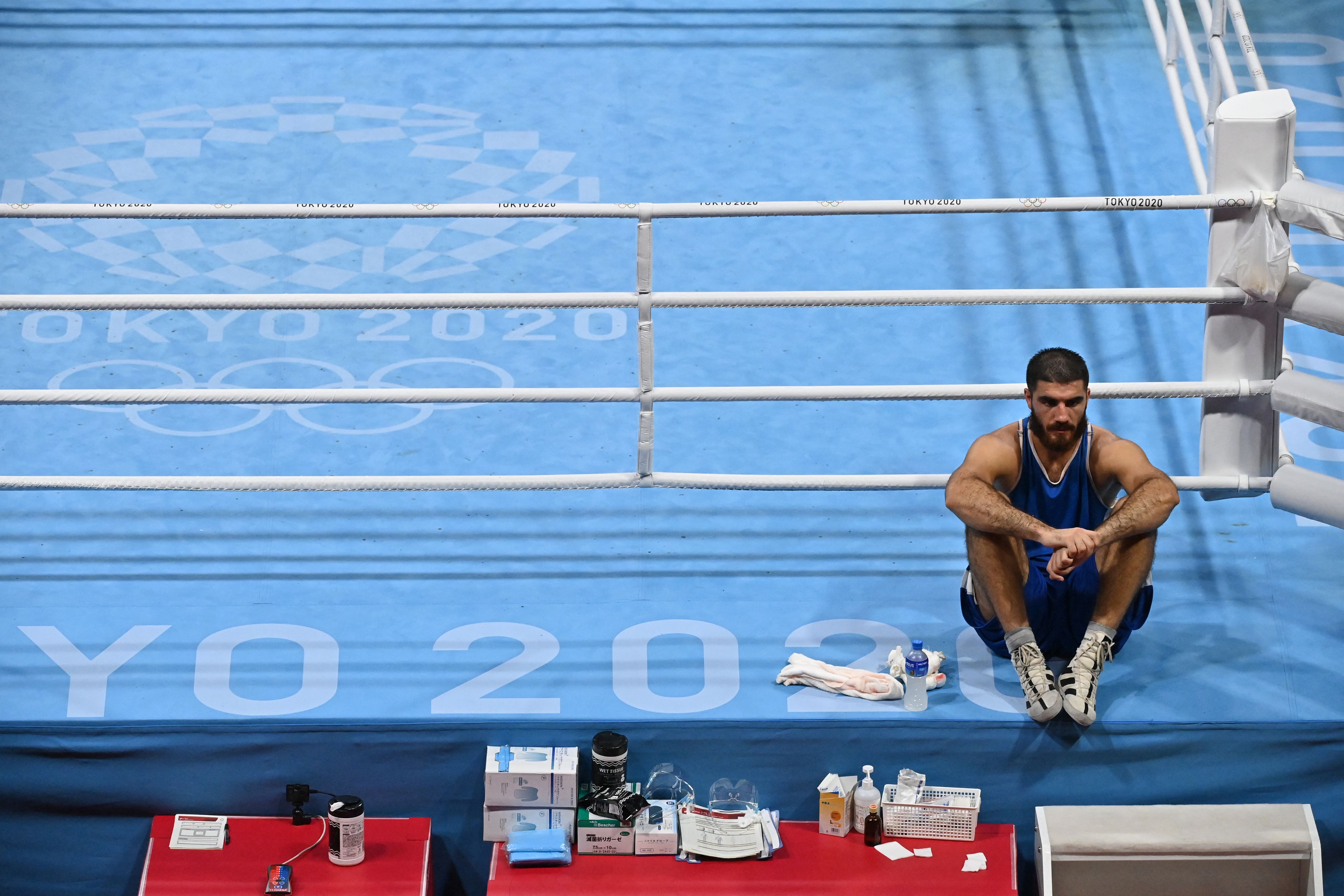 En guise de protestation après sa disqualification aux Jeux olympiques de Tokyo, le boxeur français Mourad...