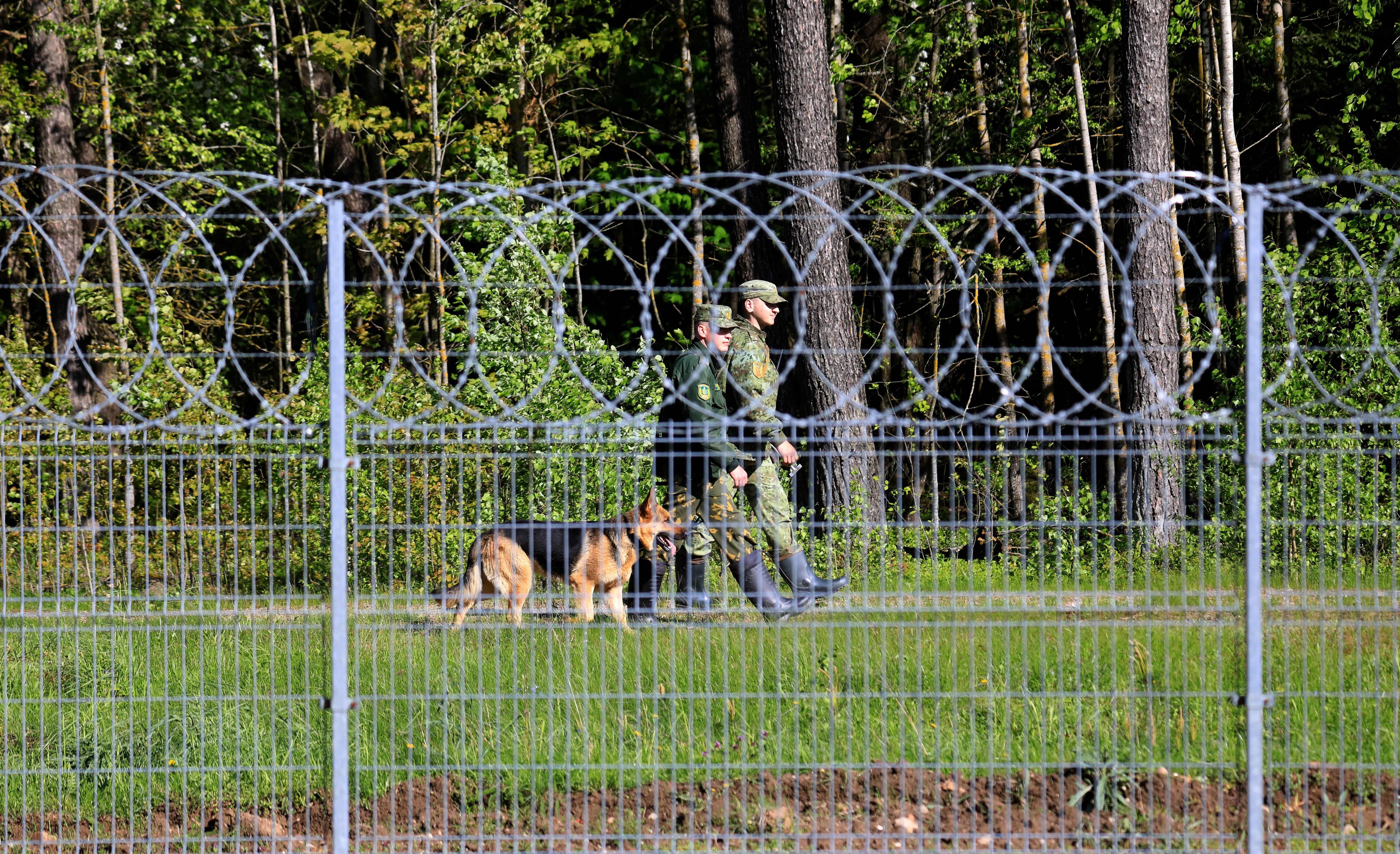 Des gardes-frontières biélorusses patrouillent à la frontière entre la Lituanie...