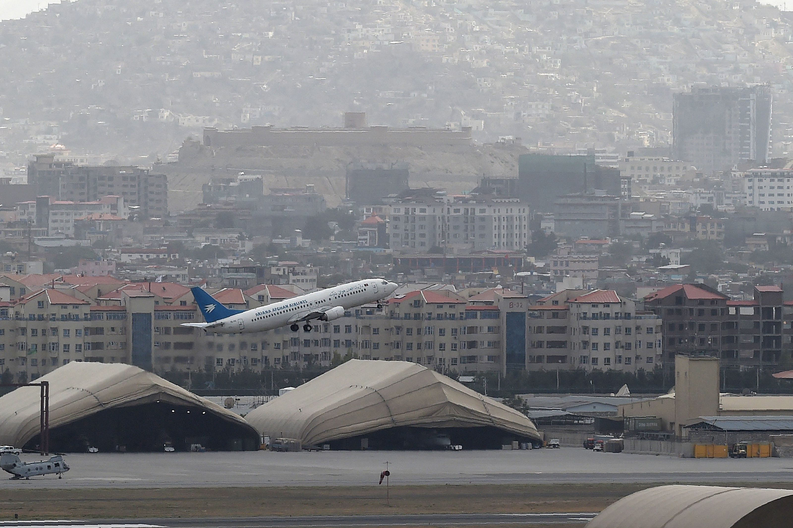 Un avion d'Ariana Afghan Airlines décollant de l'aéroport de Kaboul, en Afghanistan, le...