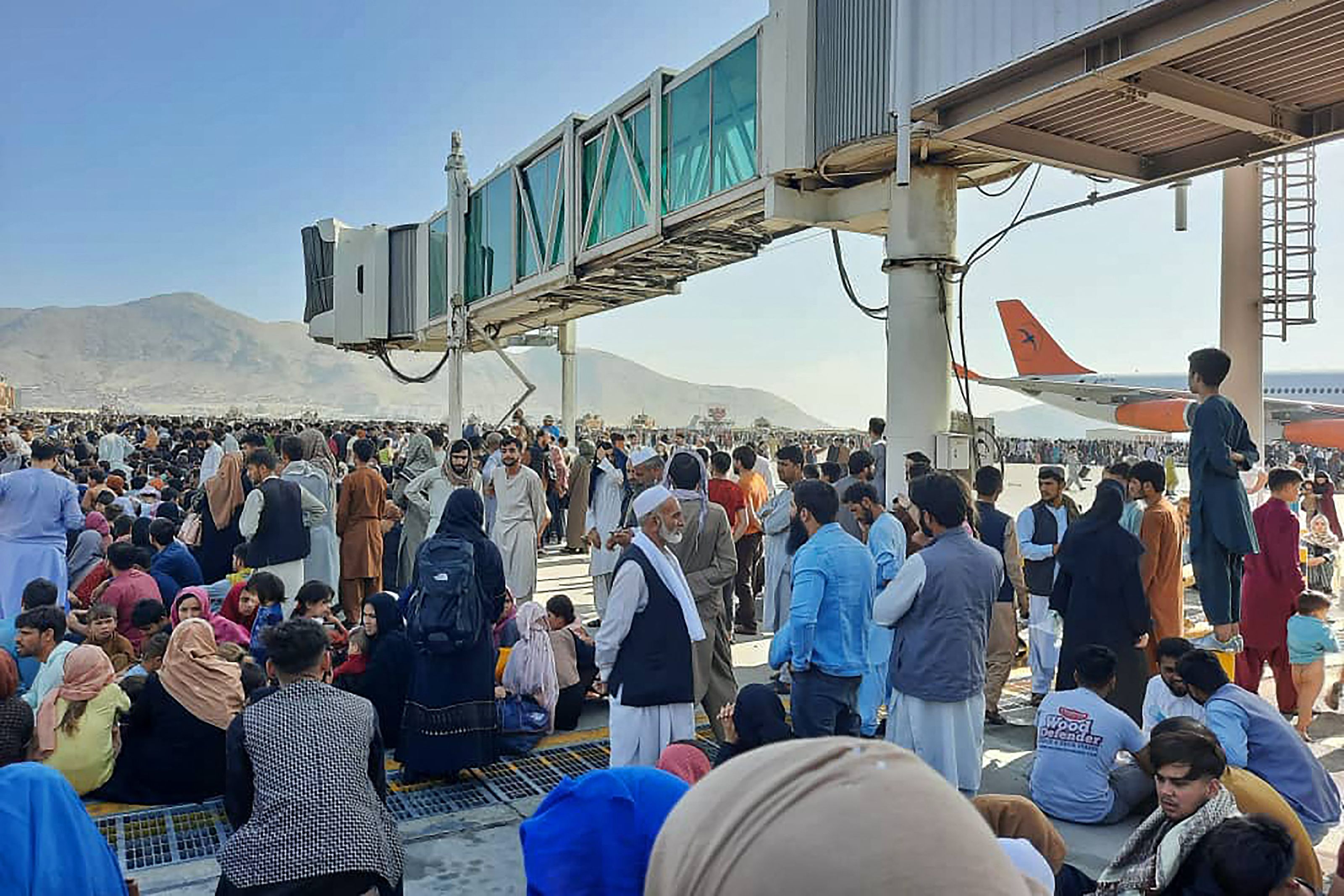 Ce lundi 16 août à l'aéroport de Kaboul, une immense foule de civils espérait pouvoir embarquer un vol...