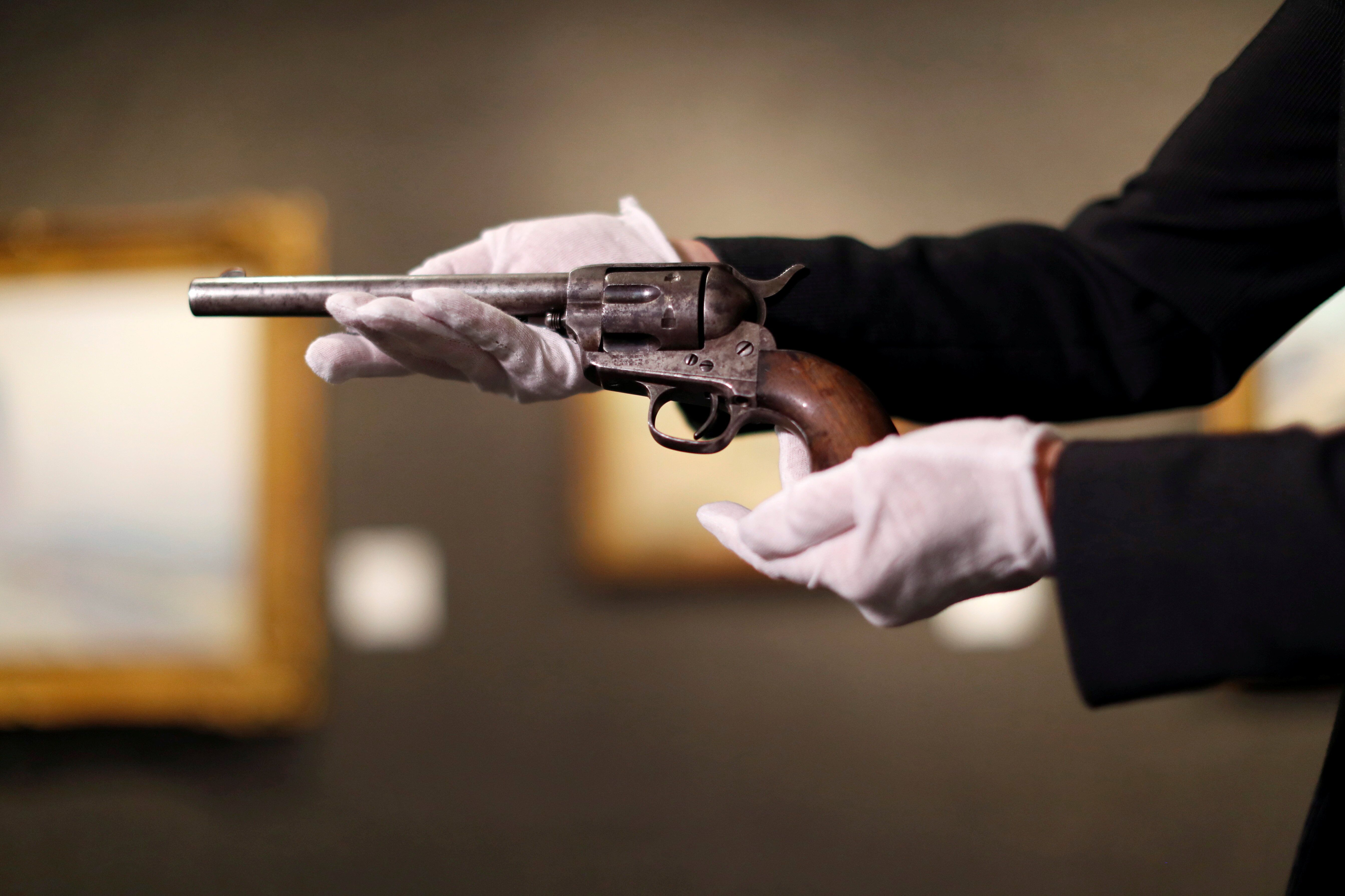 Le revolver Colt Single Action Army, qui tua Billy the Kid, présenté lors d'une vente aux...