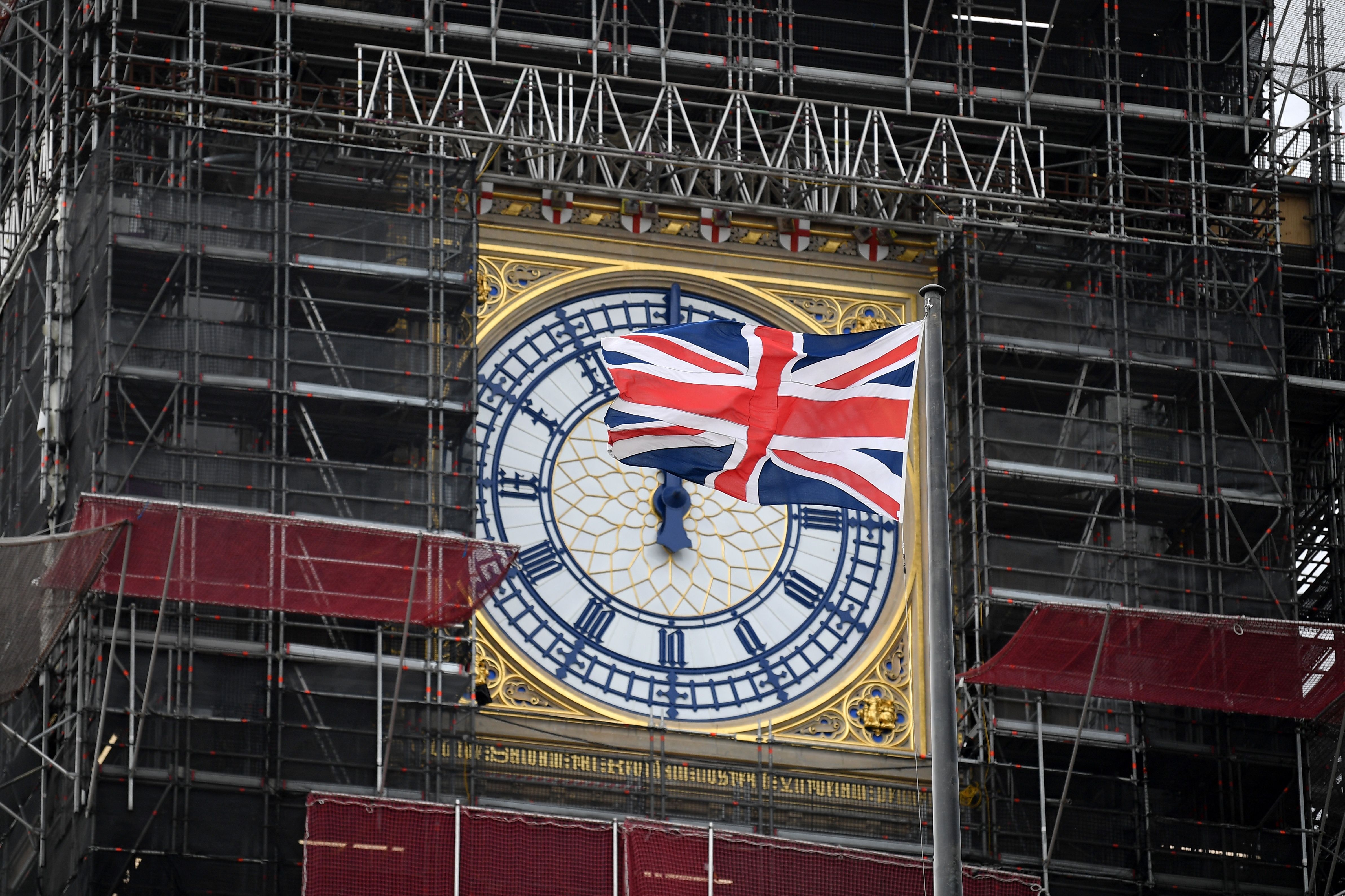 Le drapeau britannique flottant devant Big Ben à Londres, au Royaume-Uni, le 25 mars 2021. (photo