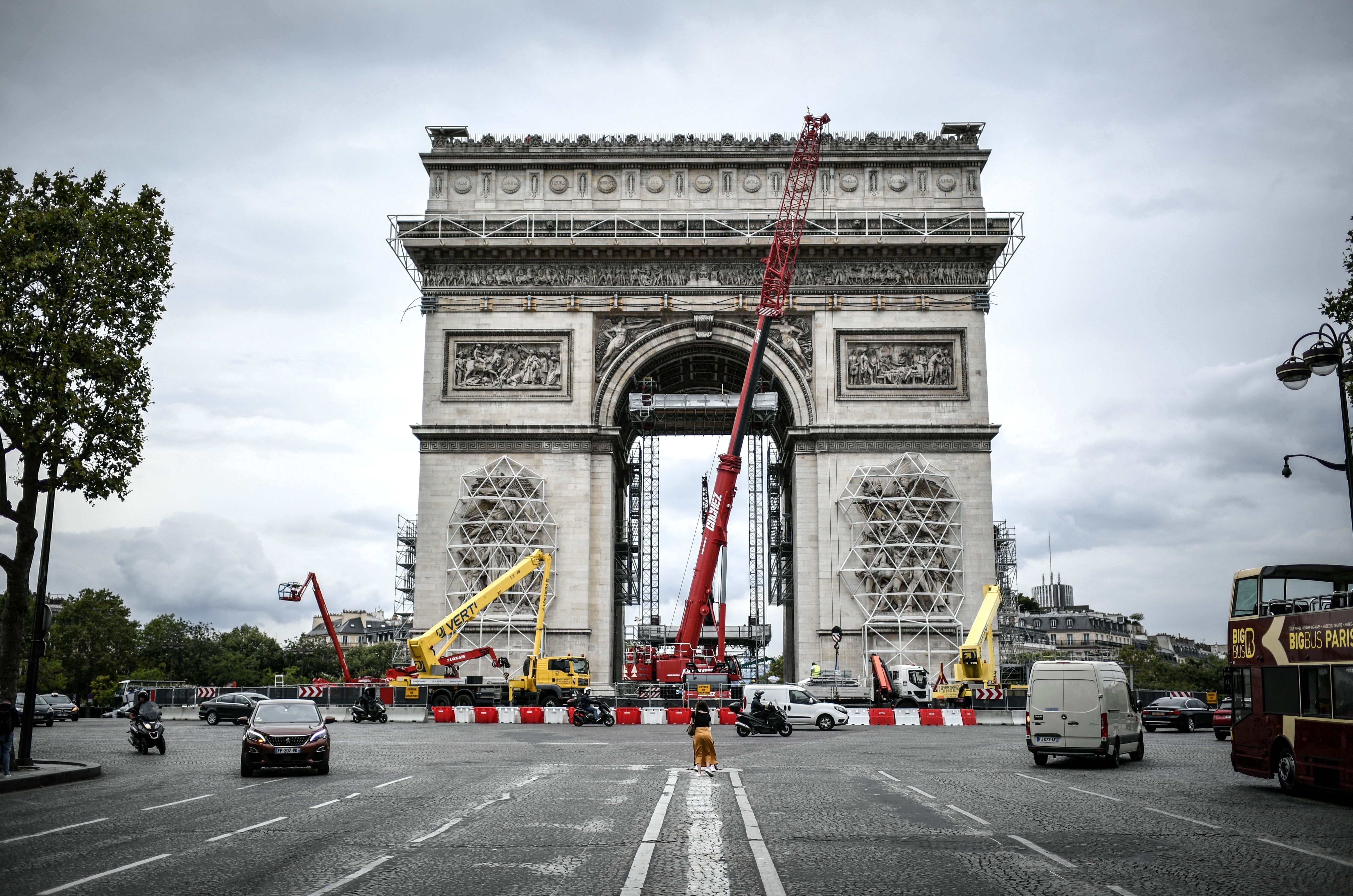 L'Arc de Triomphe commence à être empaqueté pour l'oeuvre de l'artiste Christo, à...