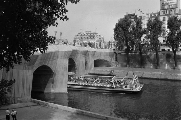 Le Pont-Neuf empaqueté par l'artiste Christo à Paris, le 21 septembre