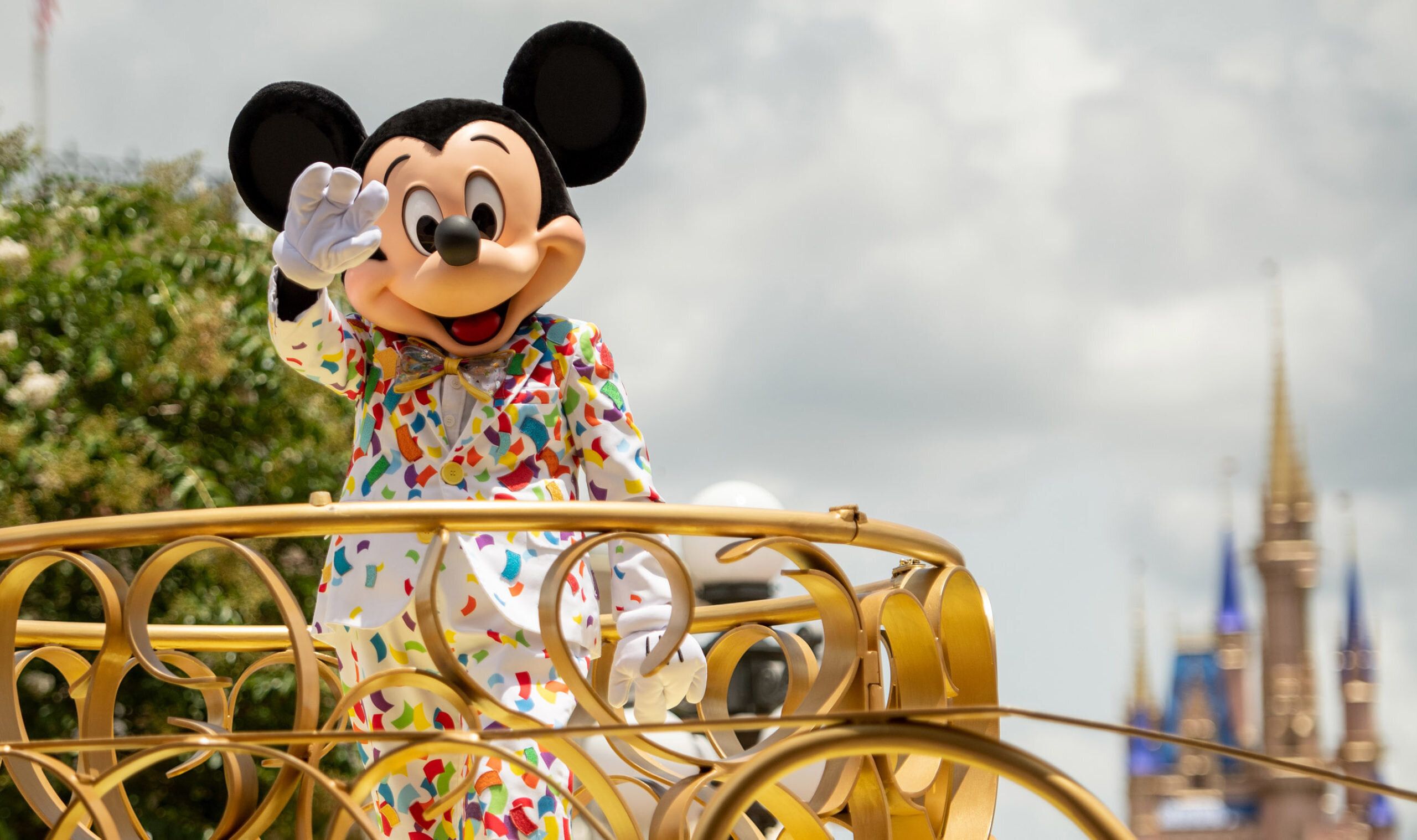 Le personnage de Mickey devant le château de Walt Disney World à Orlande en Floride, le...