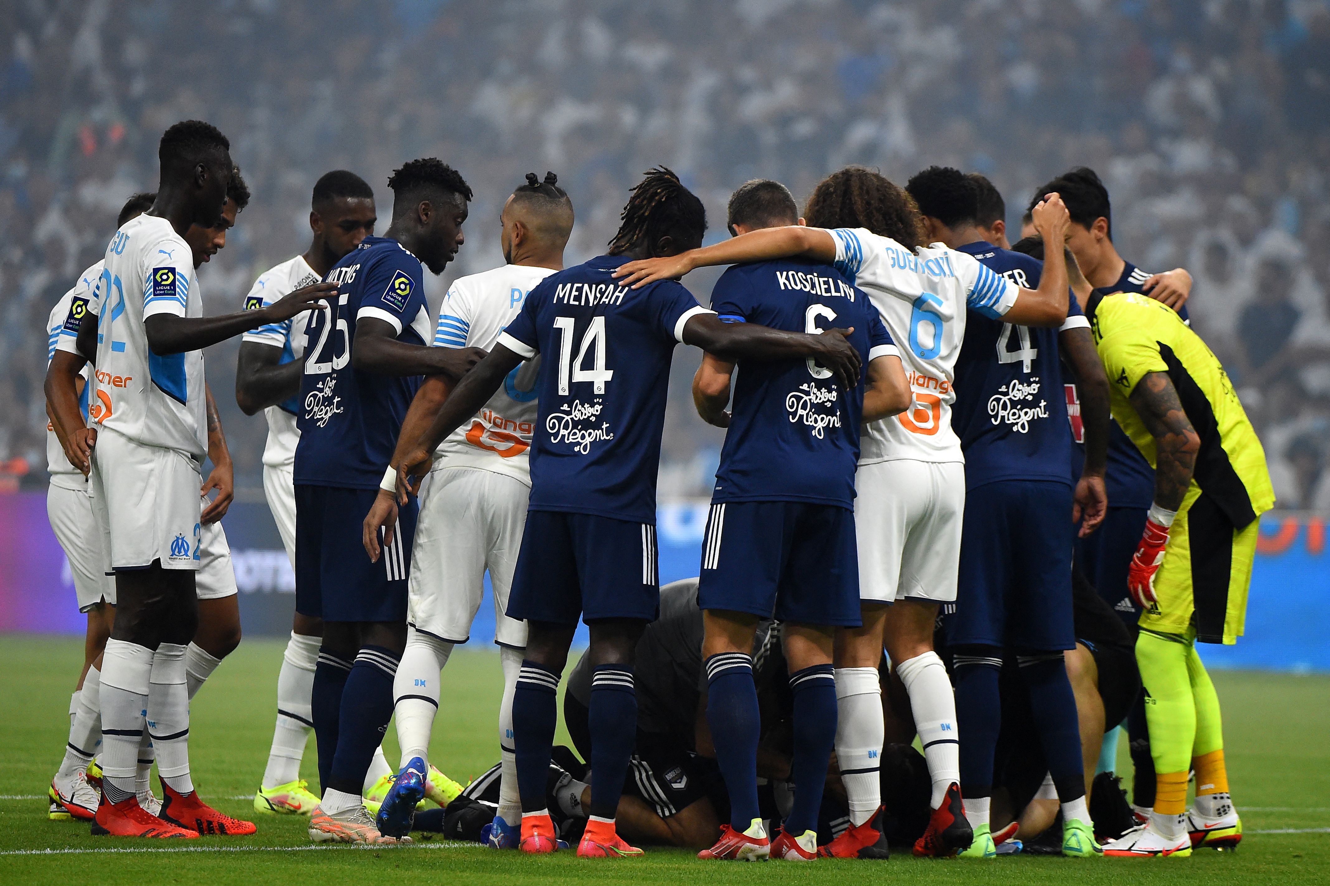 Les joueurs de Bordeaux et Marseille entourant Samuel Kalu pendant son malaise lors de OM-Bordeaux, au...