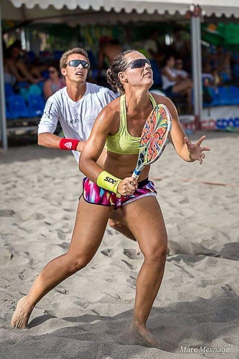 Pauline Bourdet, joueuse de beach tennis, subit des regards instants lorsqu'elle pratique son sport