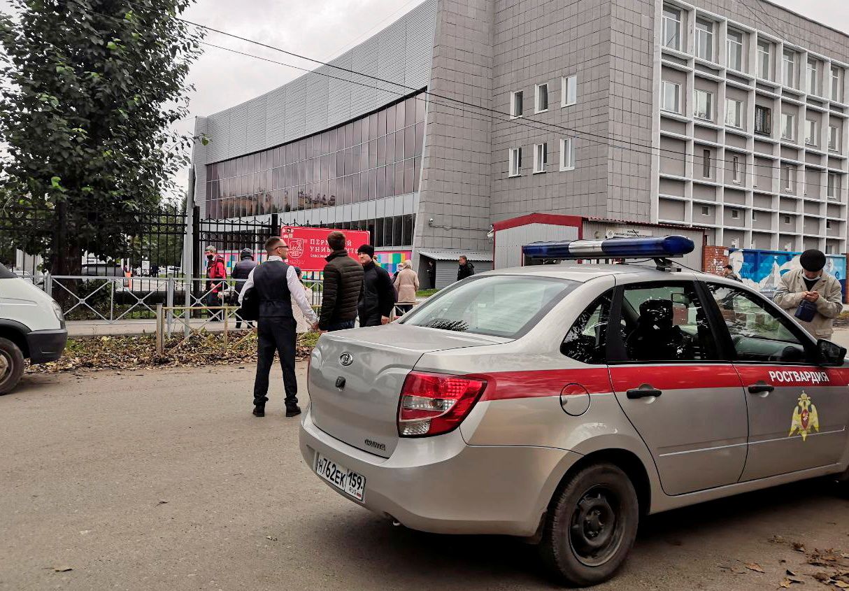 Des voitures de police arrivent après une fusillade à l'université de Perm en Russie , le 20 septembre