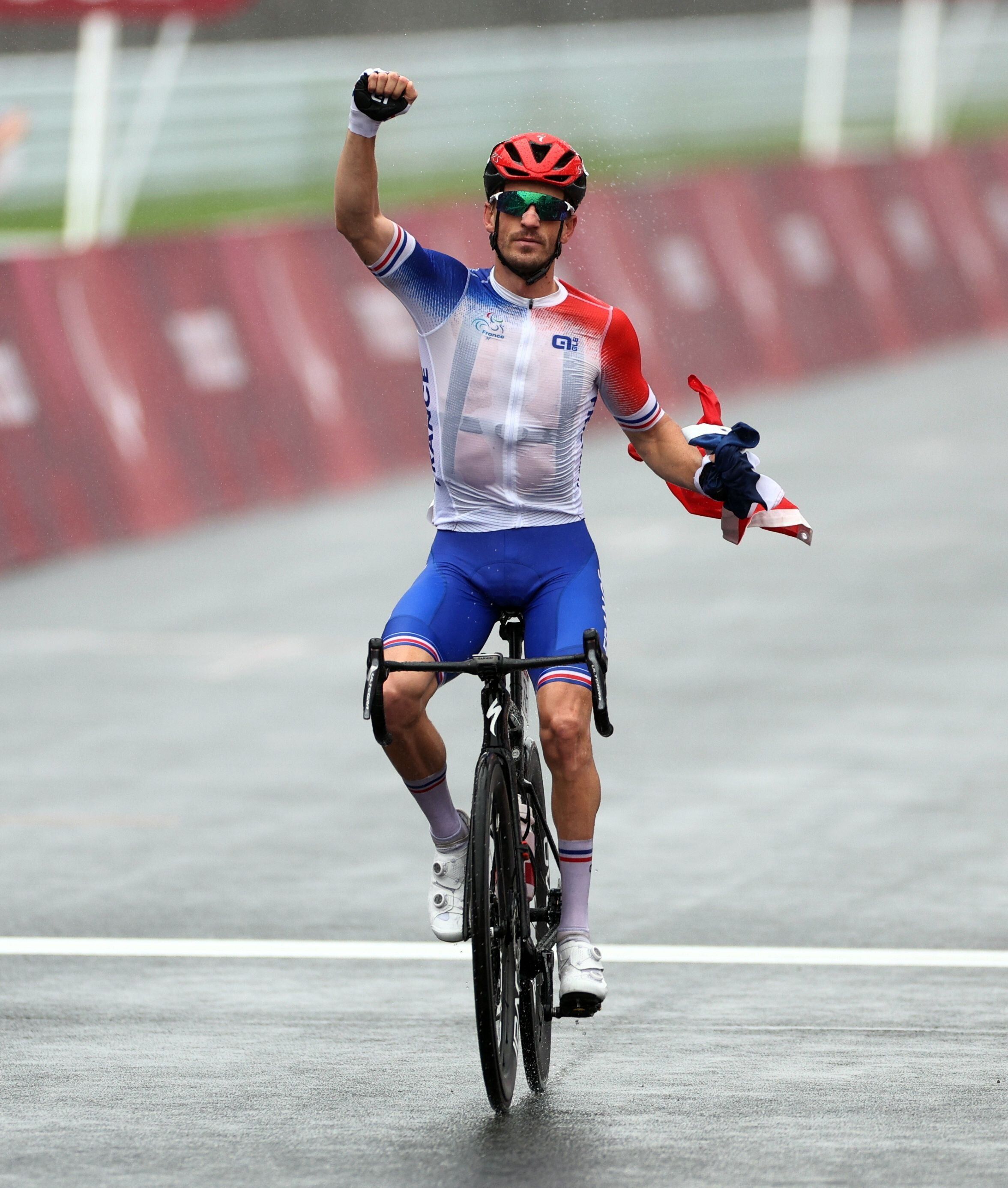 Le cycliste Kevin Le Cunff célèbre sa médaille d'or vendredi 3 septembre aux Jeux...