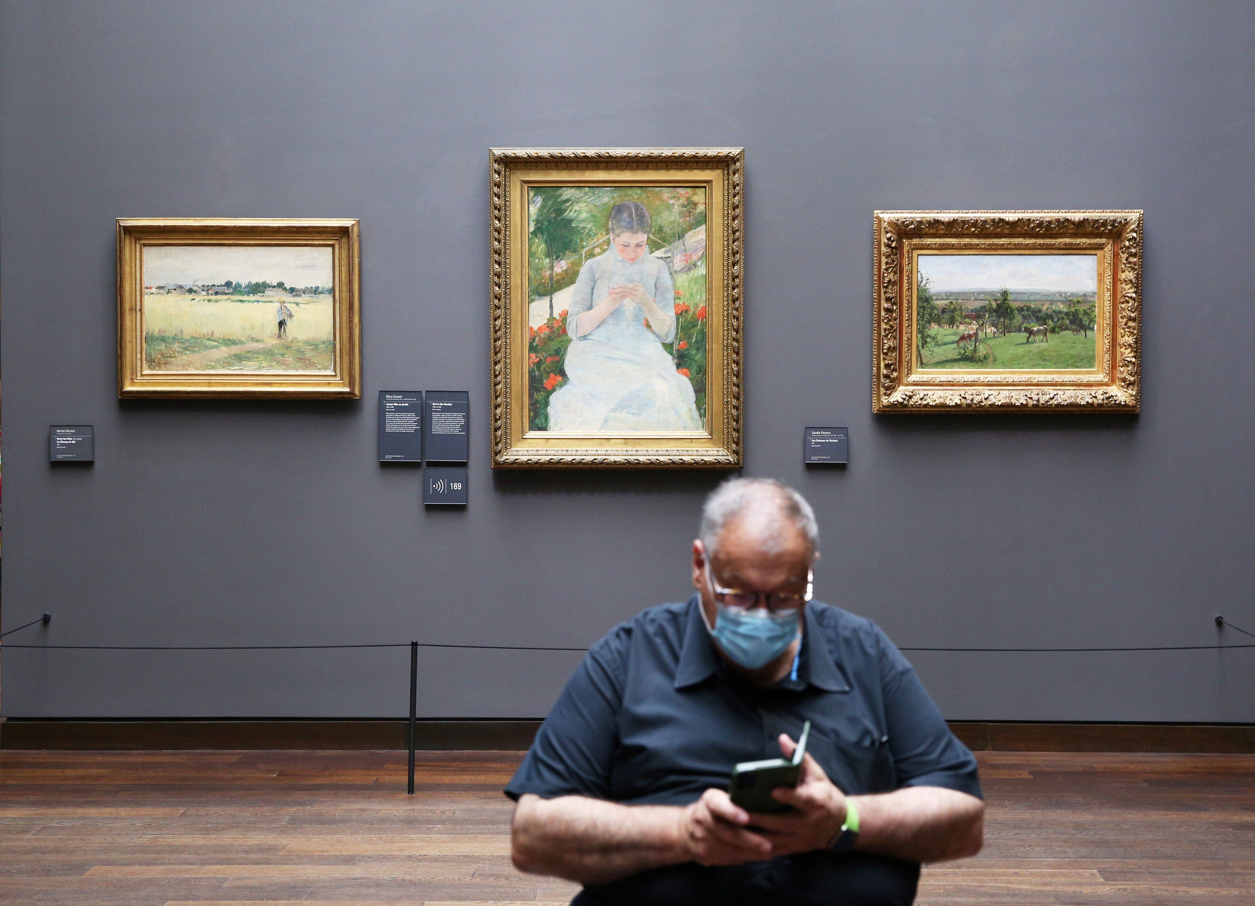 Un visiteur au Musée d'Orsay, le 23 juin 2020 (Photo