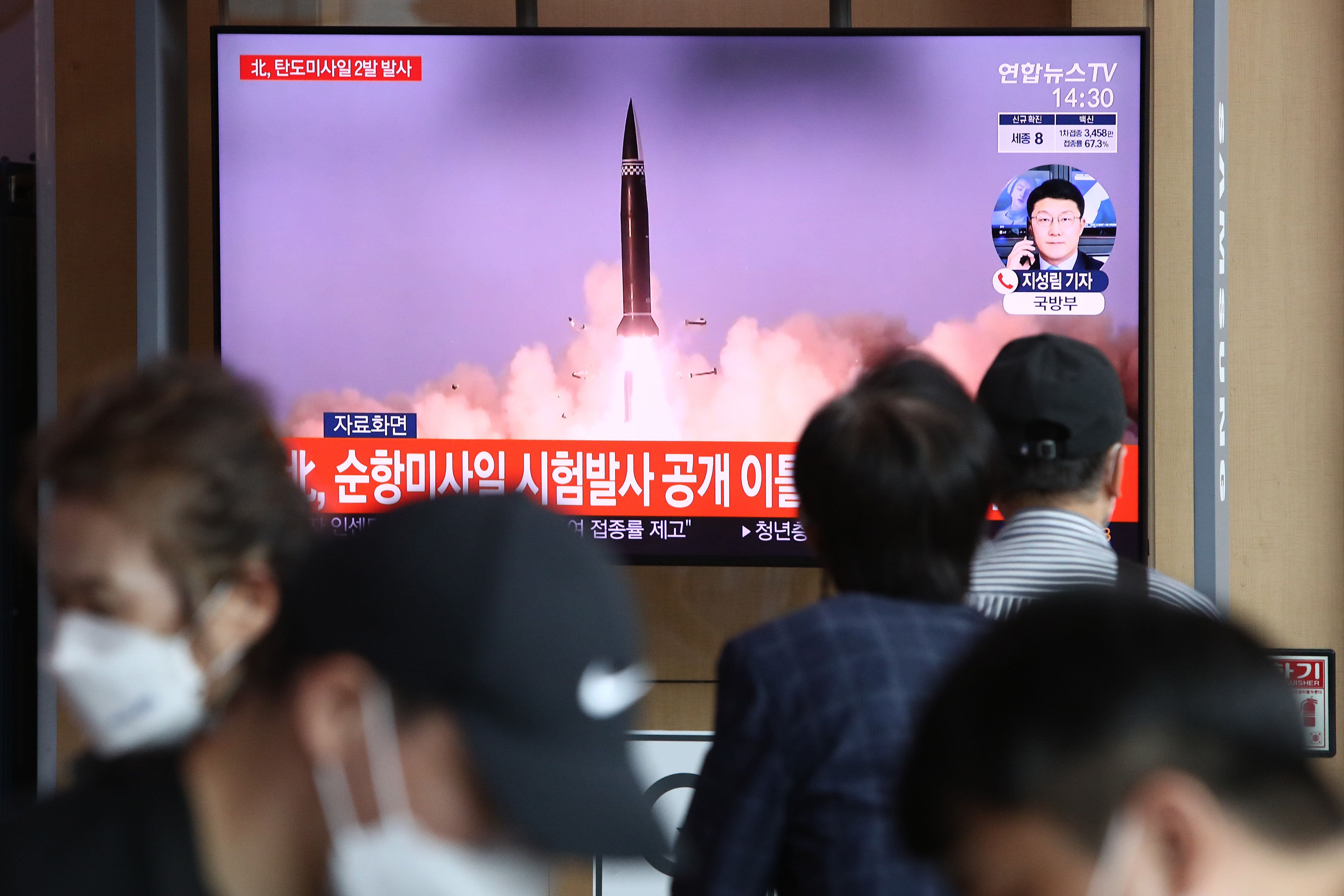 A Séoul, en Corée du Sud, plusieurs personnes regardent un missile lancé depuis...