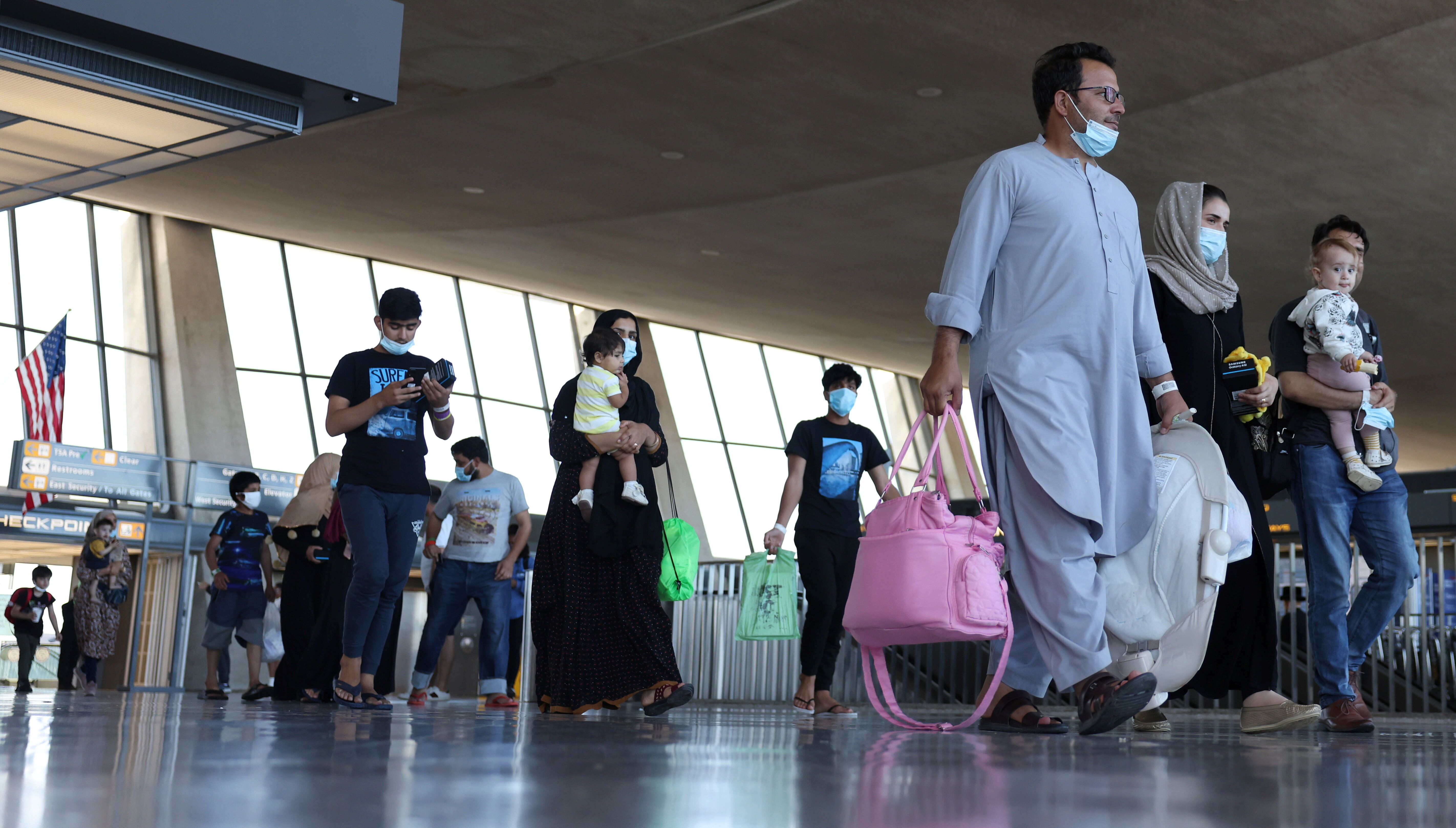 Des réfugiés afghans arrivant à l'aéroport international de Dulles, en Virginie...