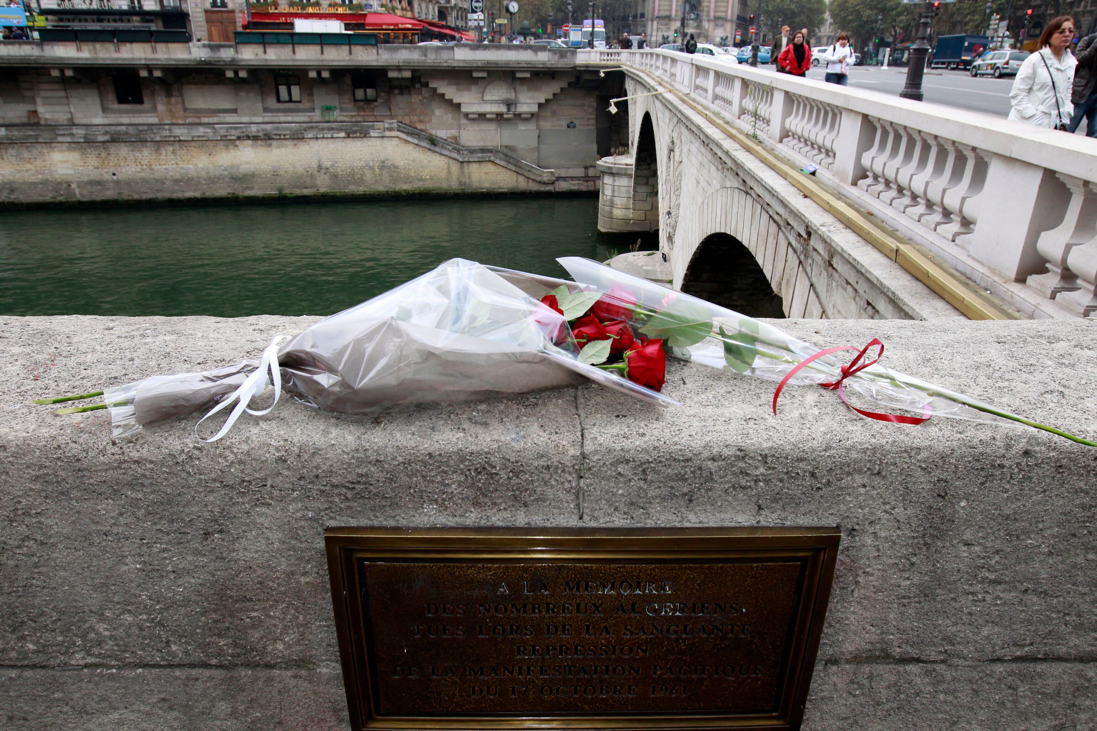 La plaque commémorative des évènements du 17 octobre 1961 sur le pont Saint-Michel...
